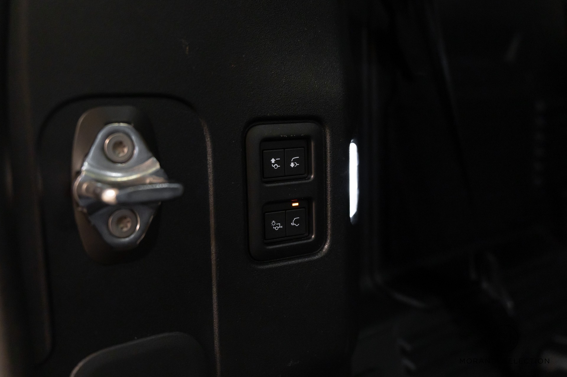 LAND ROVER Defender 110 3.0 D I6 300 X-Dynamic HSE-image-12