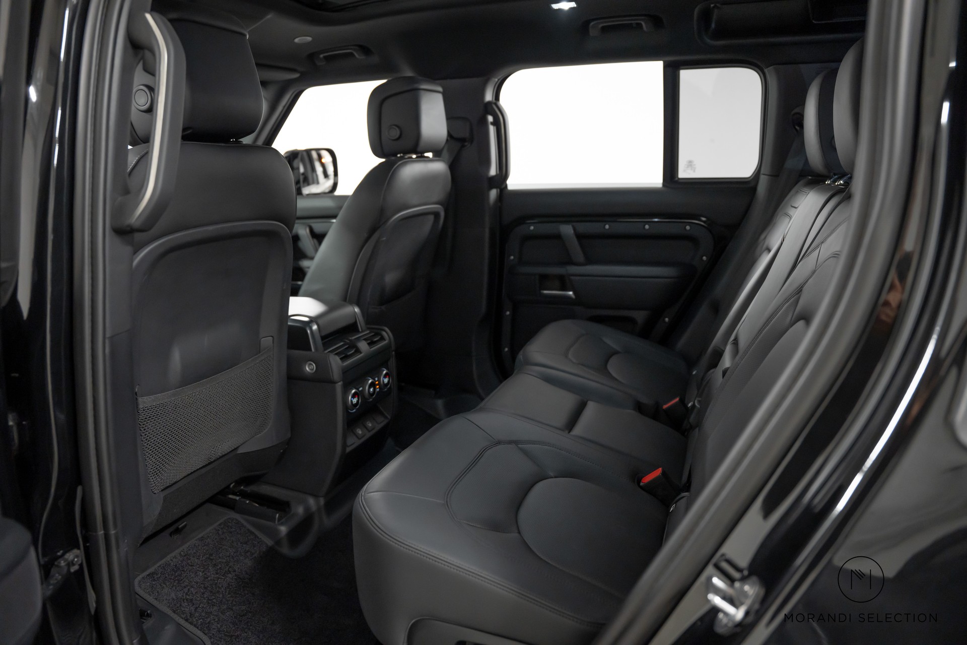 LAND ROVER Defender 110 3.0 D I6 300 X-Dynamic HSE-image-17