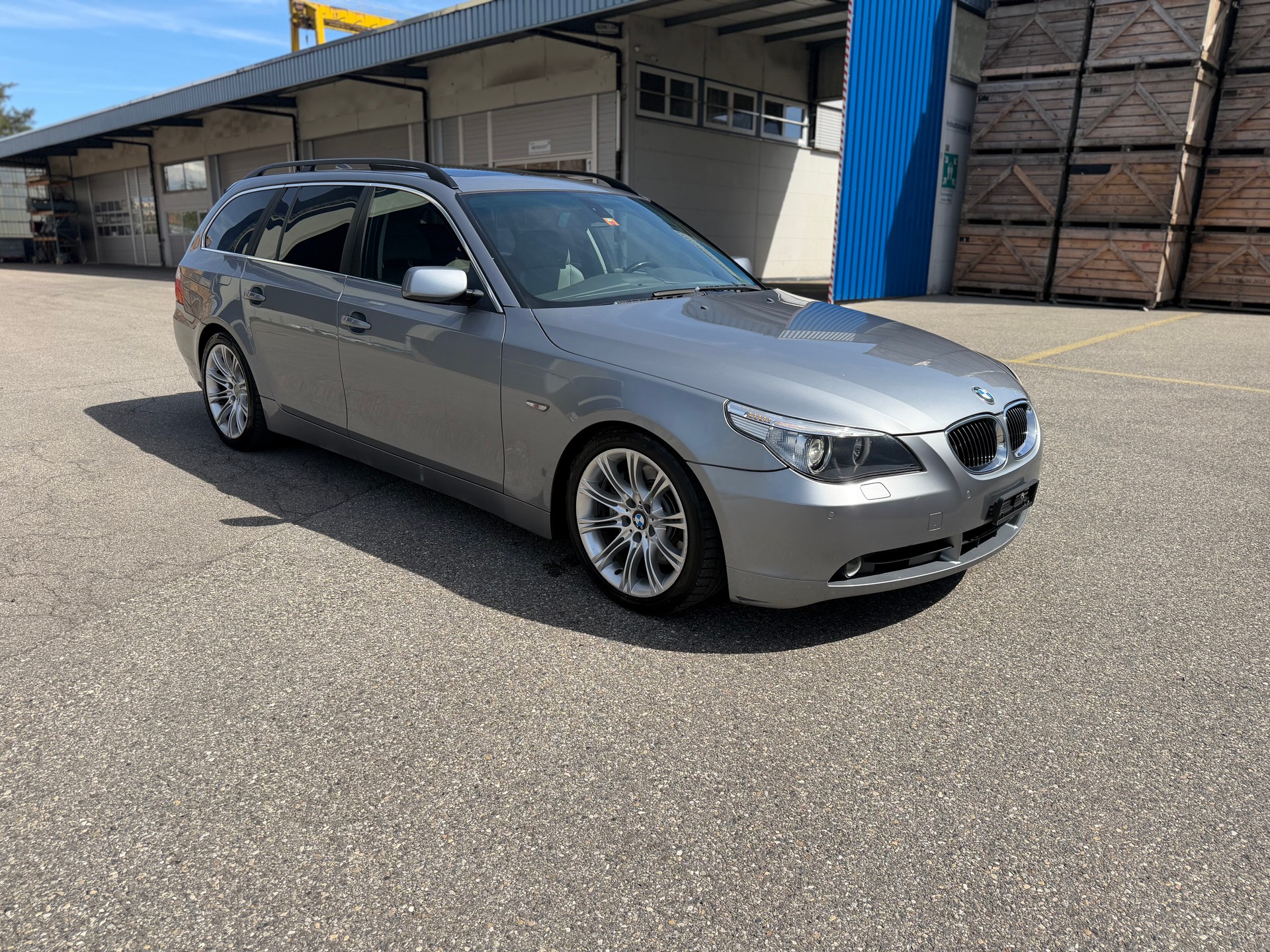 BMW 545i Touring-image-0