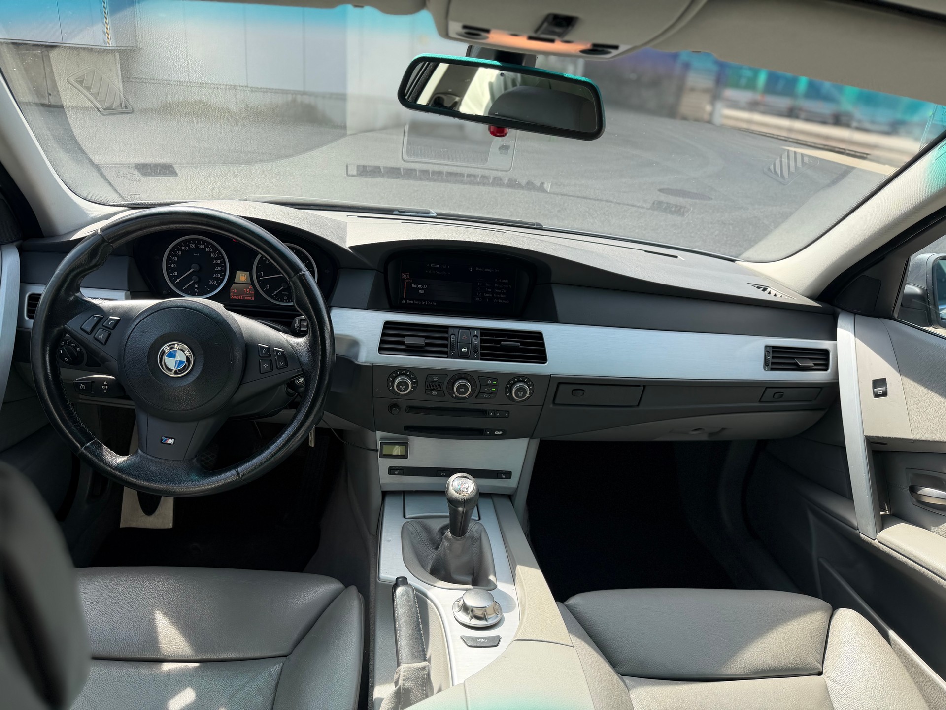 BMW 545i Touring-image-8