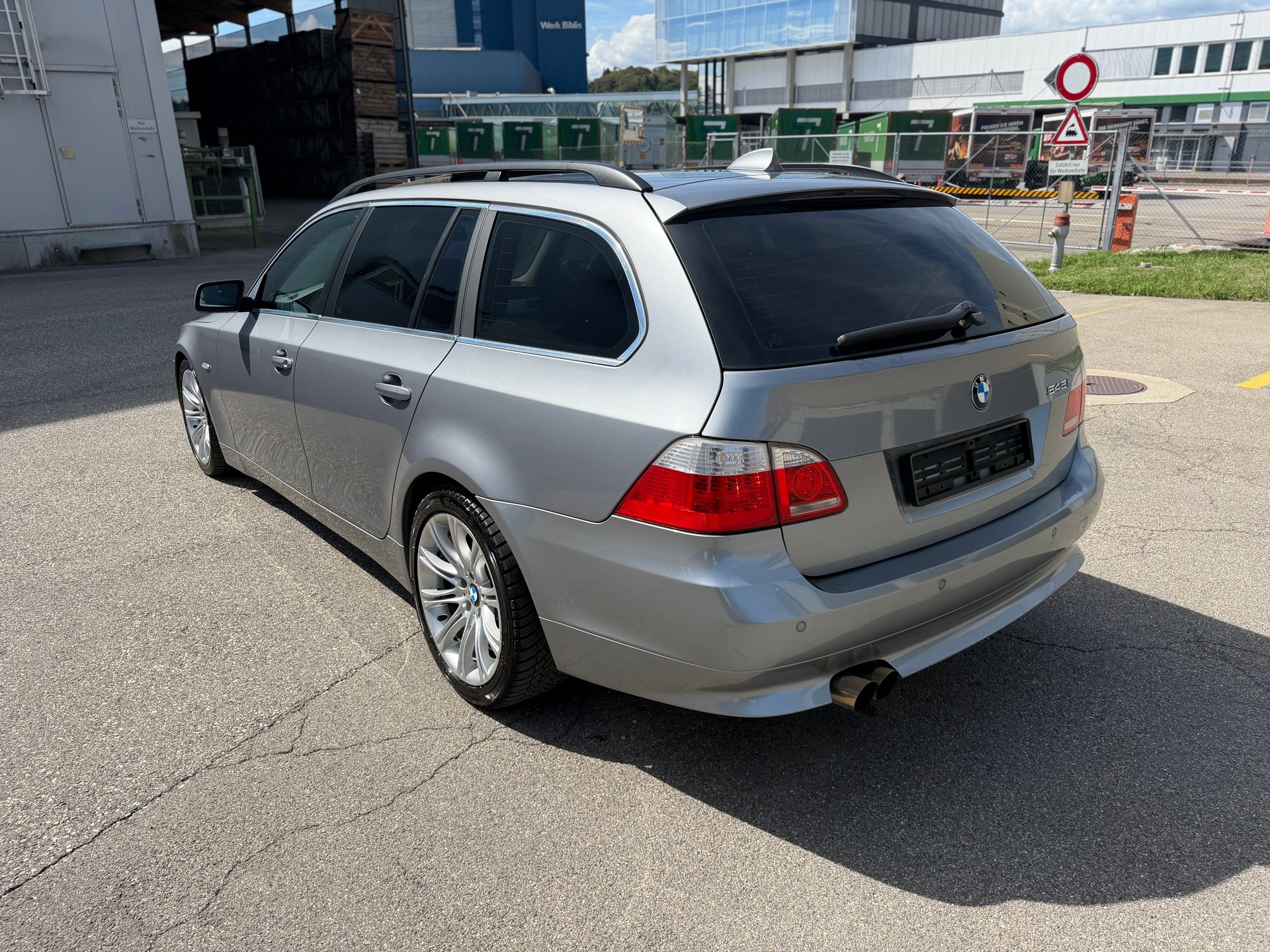 BMW 545i Touring-image-2