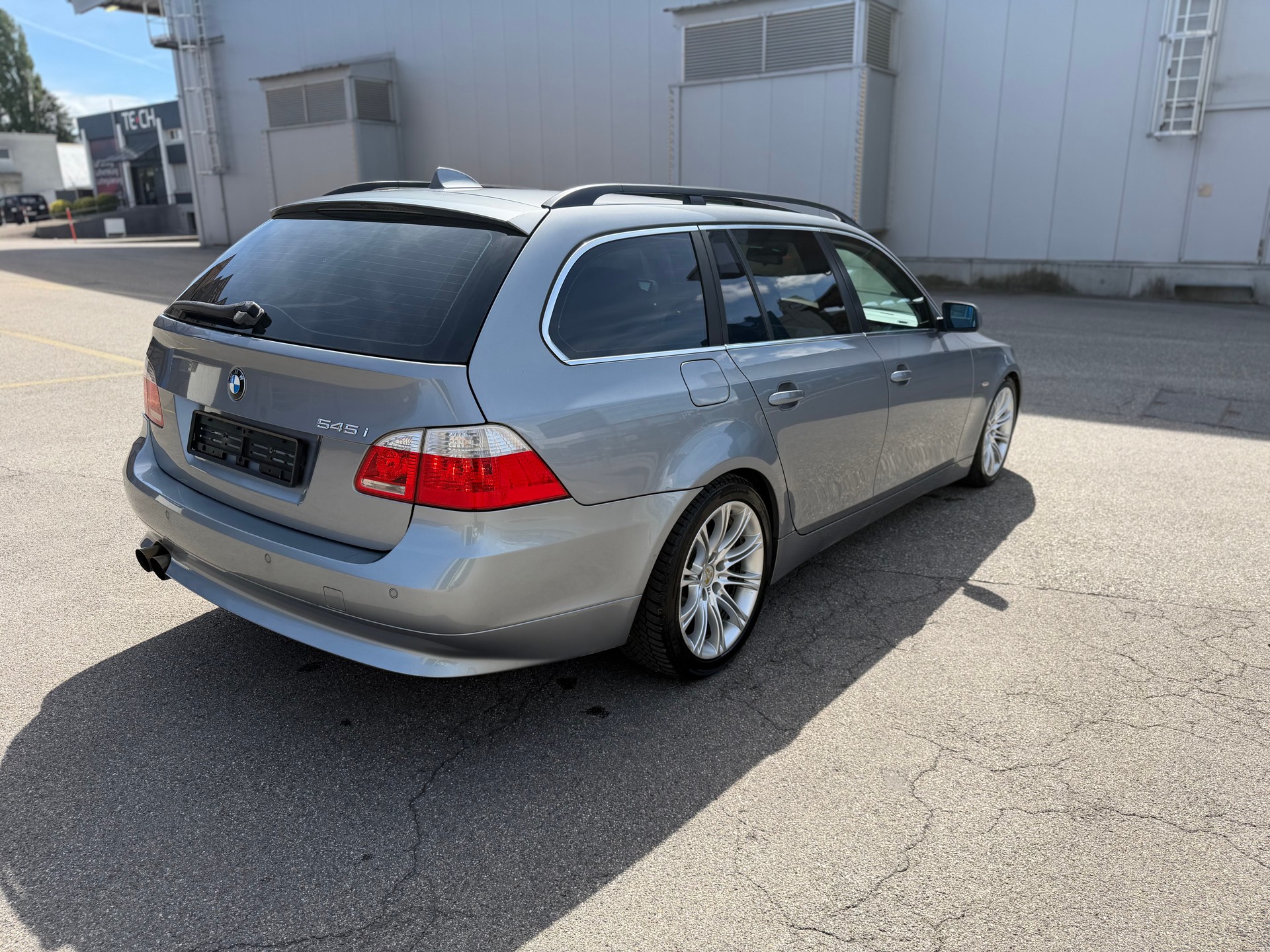 BMW 545i Touring-image-3