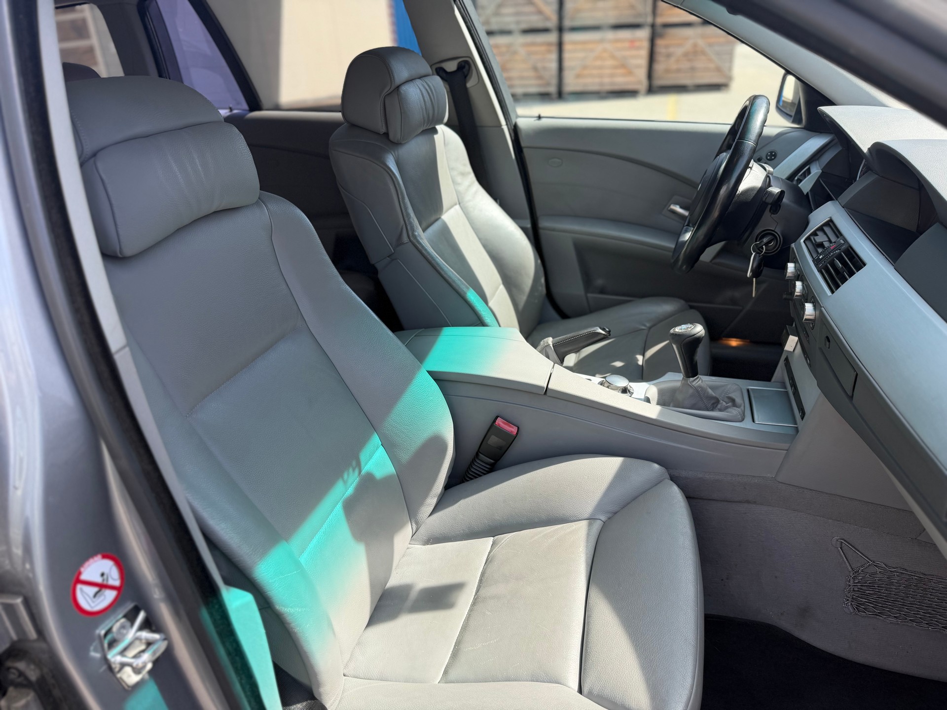 BMW 545i Touring-image-6