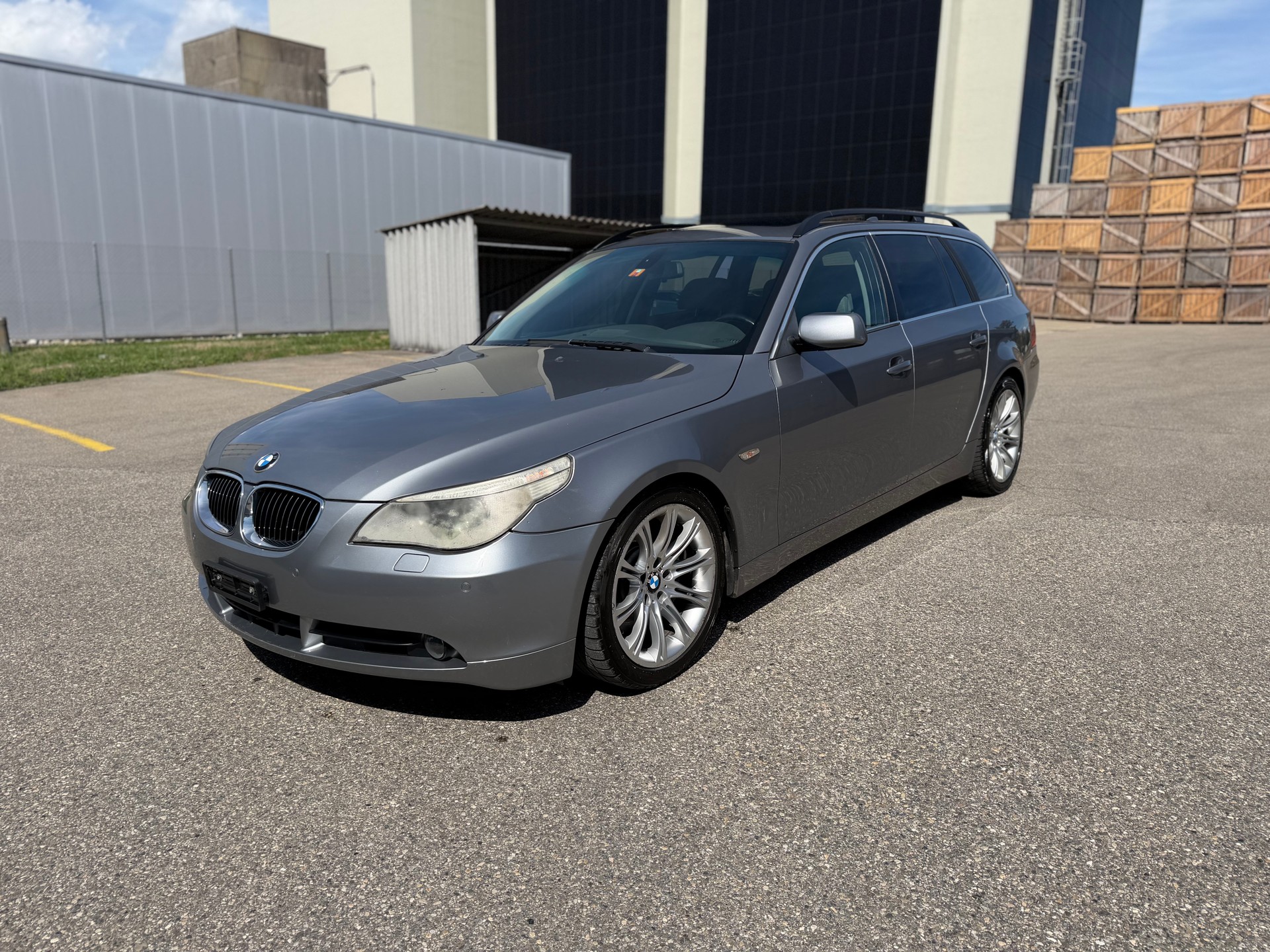 BMW 545i Touring-image-1