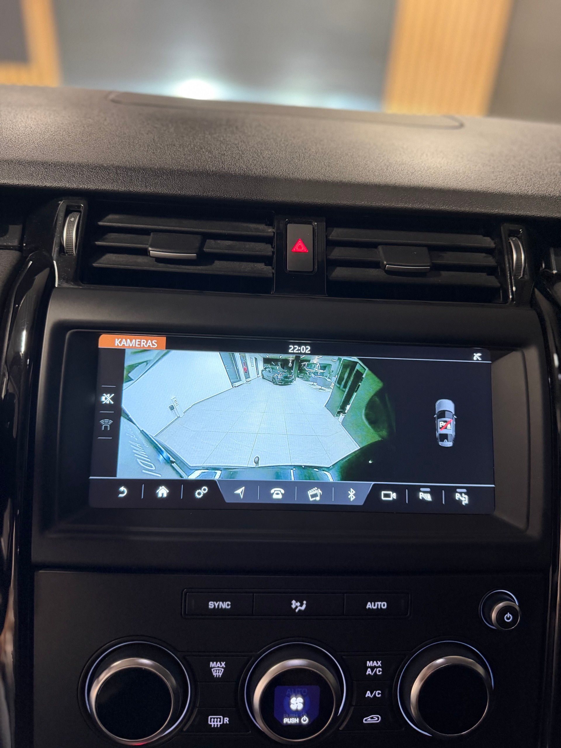 LAND ROVER Discovery 3.0 SDV6 HSE Luxury Automatic-image-16