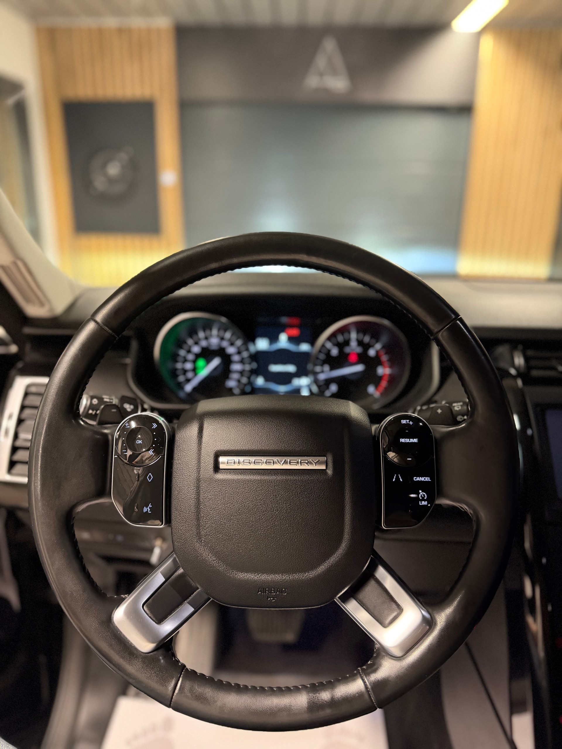 LAND ROVER Discovery 3.0 SDV6 HSE Luxury Automatic-image-11