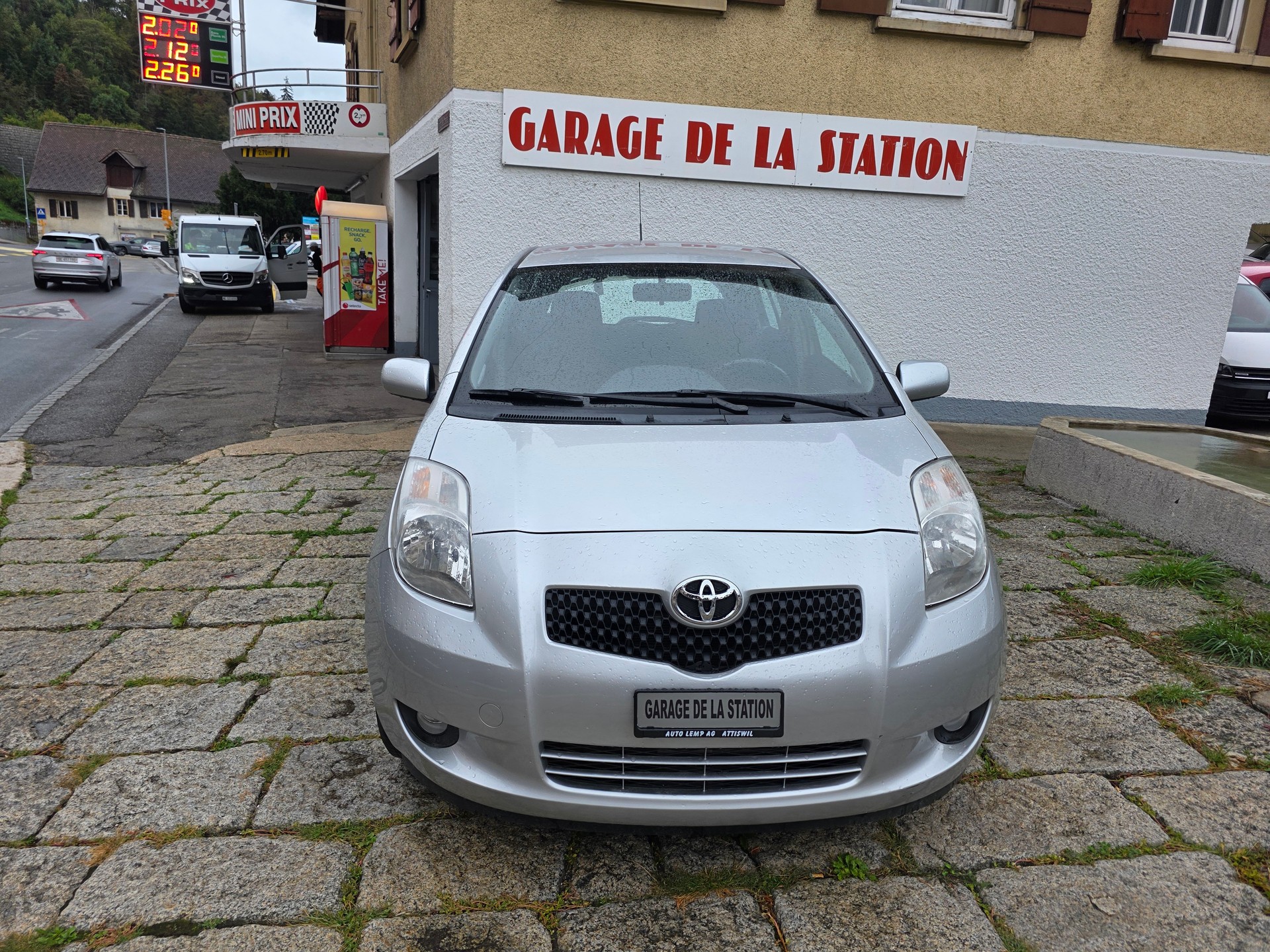 TOYOTA Yaris 1.3 Linea Sol-image-1
