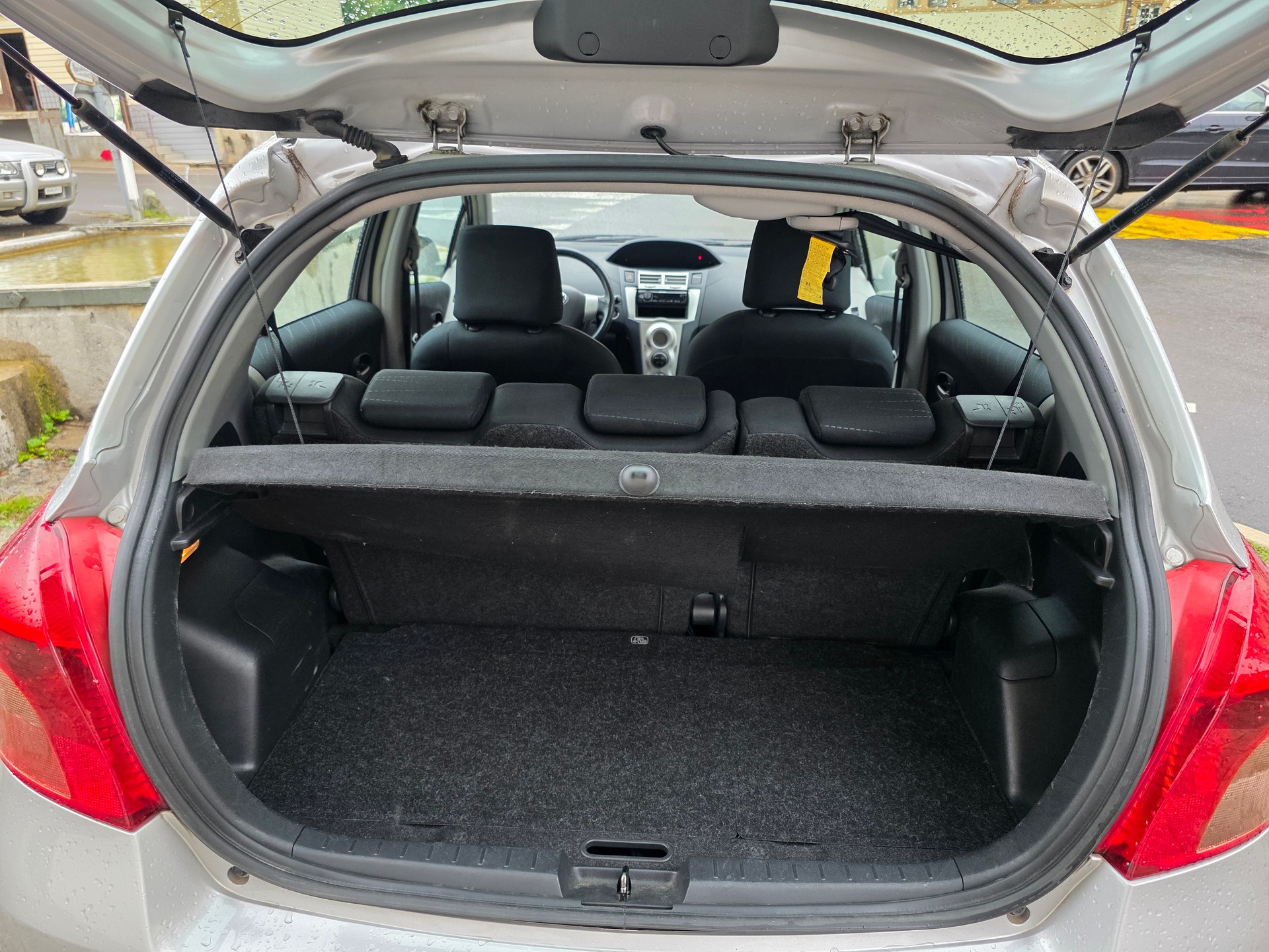 TOYOTA Yaris 1.3 Linea Sol-image-8