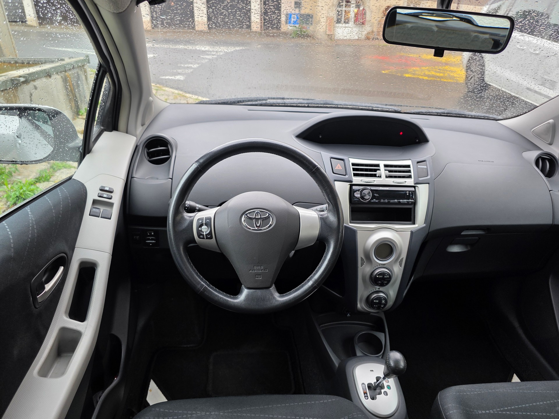 TOYOTA Yaris 1.3 Linea Sol-image-6