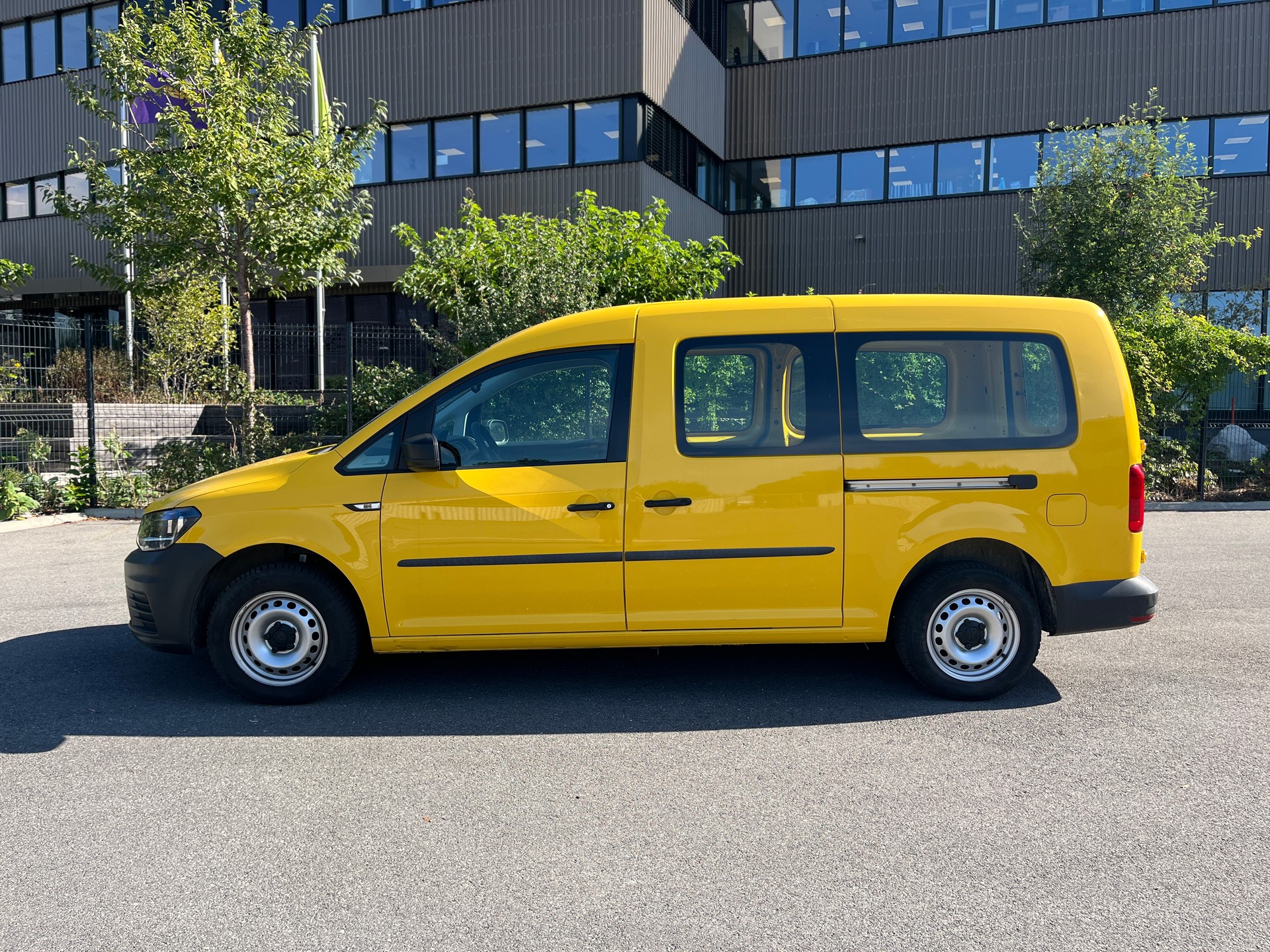 VW Caddy Maxi 1.0TSI BlueMotion Technology-image-2