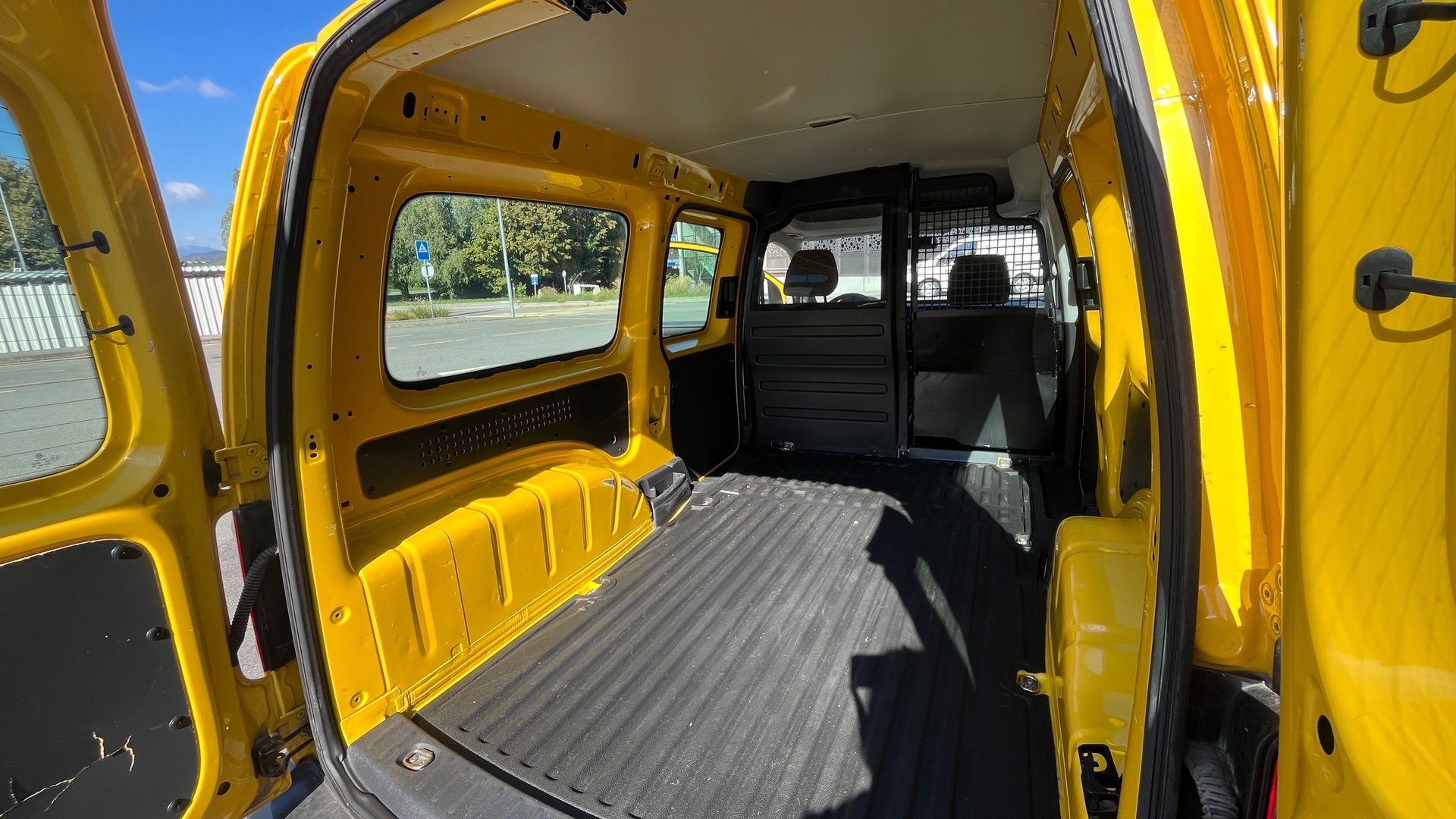VW Caddy Maxi 1.0TSI BlueMotion Technology-image-13