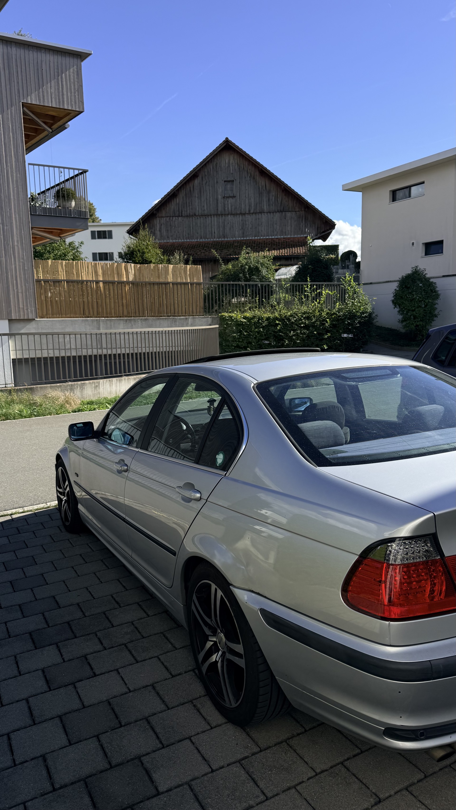 BMW 323i-image-3