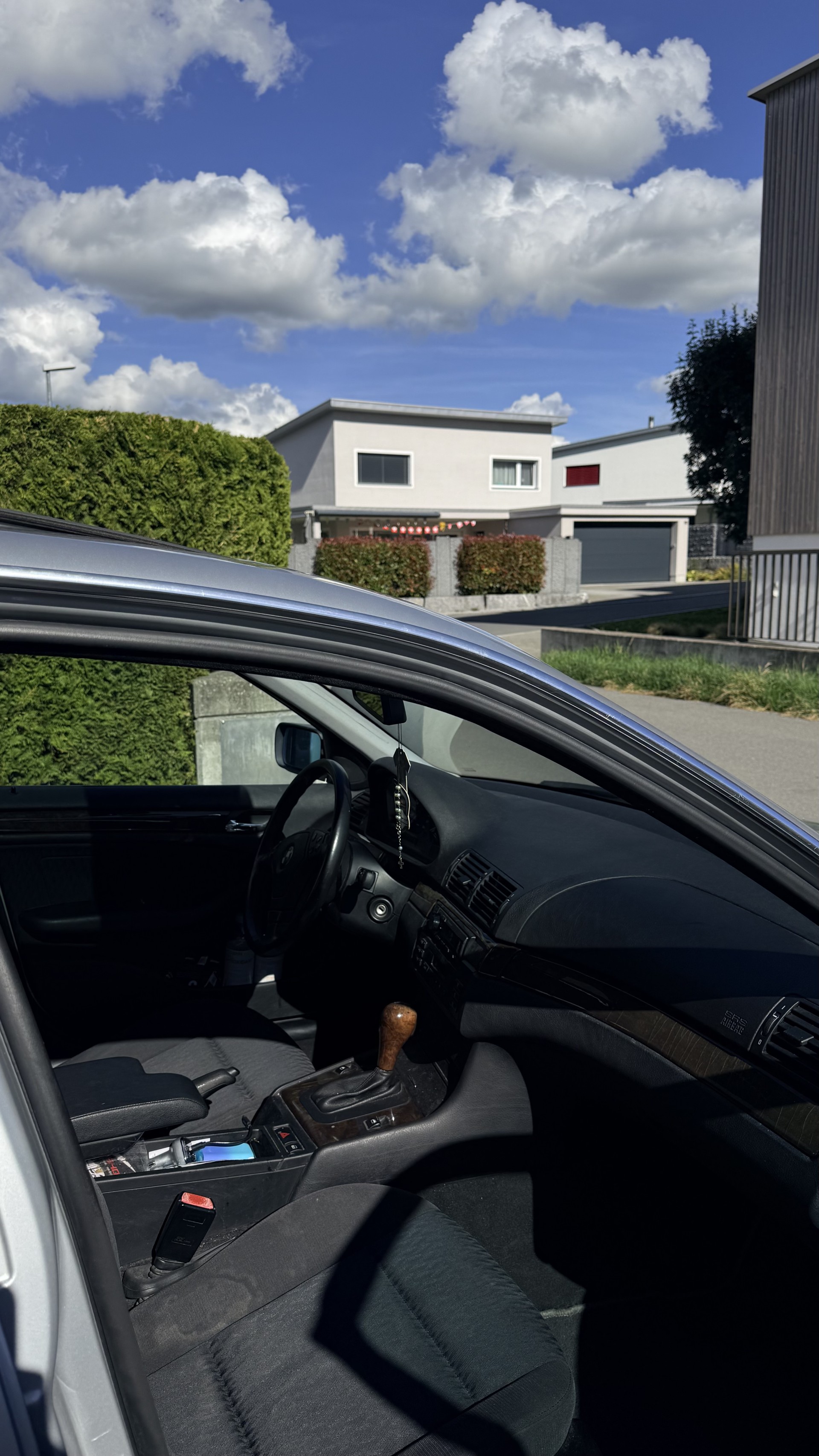 BMW 323i-image-1