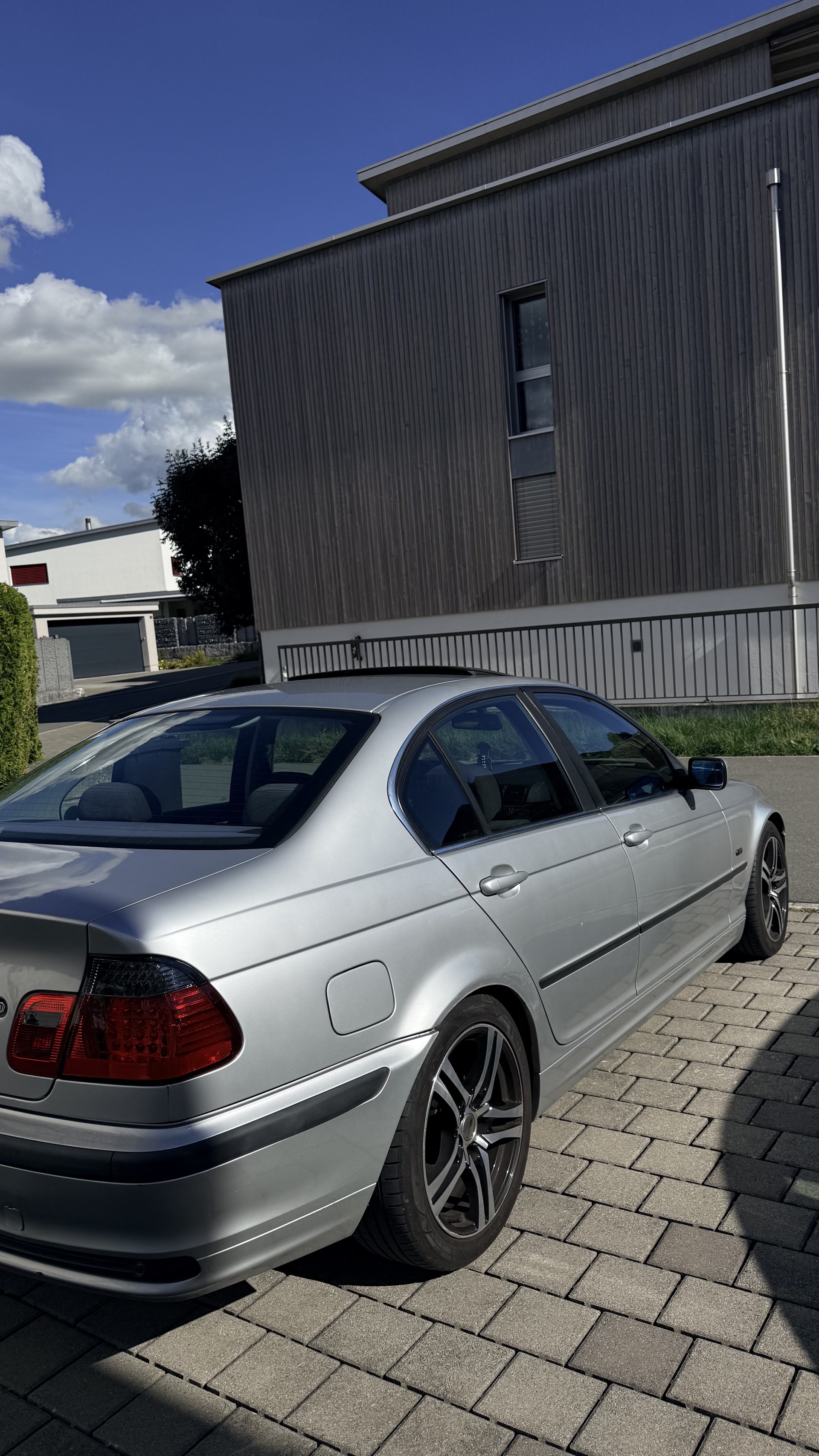 BMW 323i-image-4