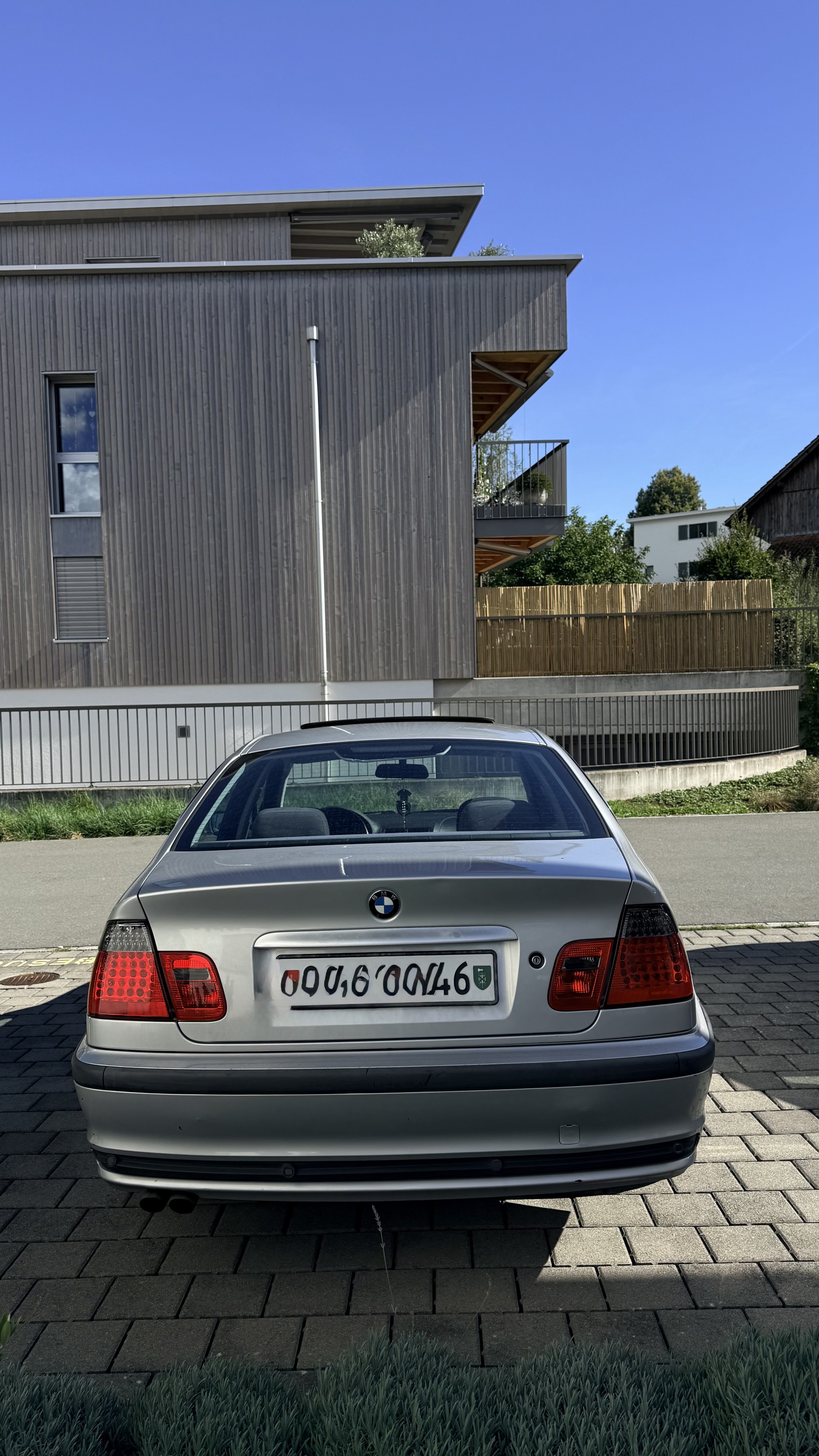 BMW 323i-image-5