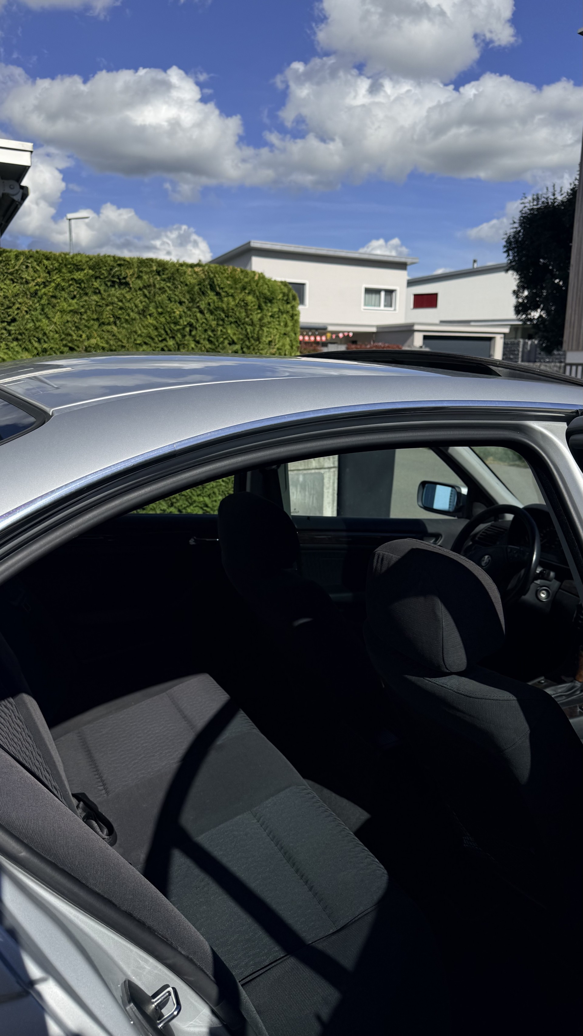 BMW 323i-image-2