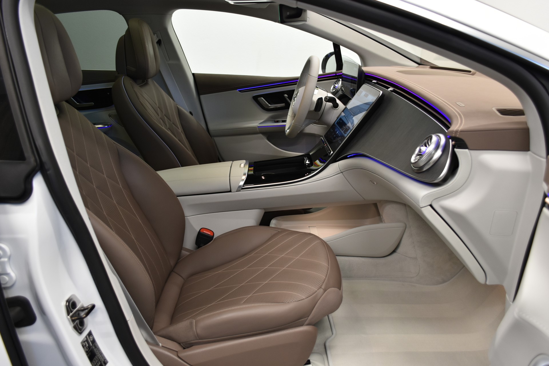 MERCEDES-BENZ EQE 500 AMG Line 4 Matic-image-2