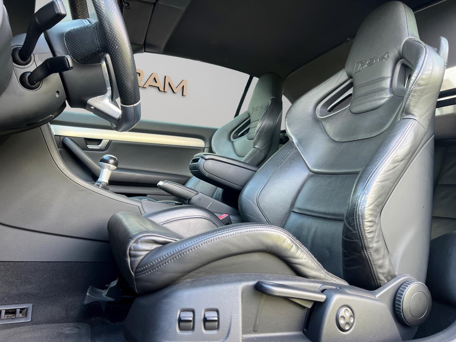 AUDI RS4 Cabriolet 4.2 V8 quattro-image-11