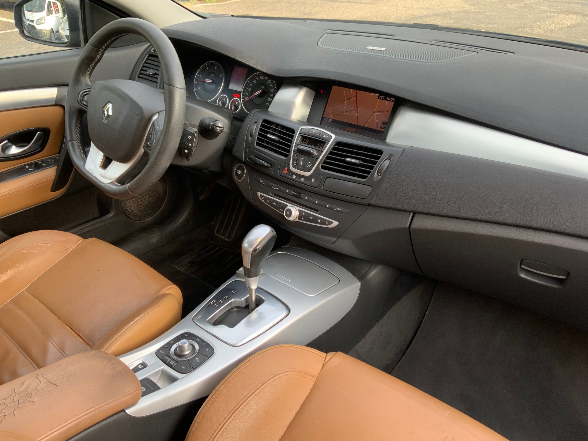 RENAULT Laguna Coupé 3.0 dCi Dynamique Sport Automatic-image-10