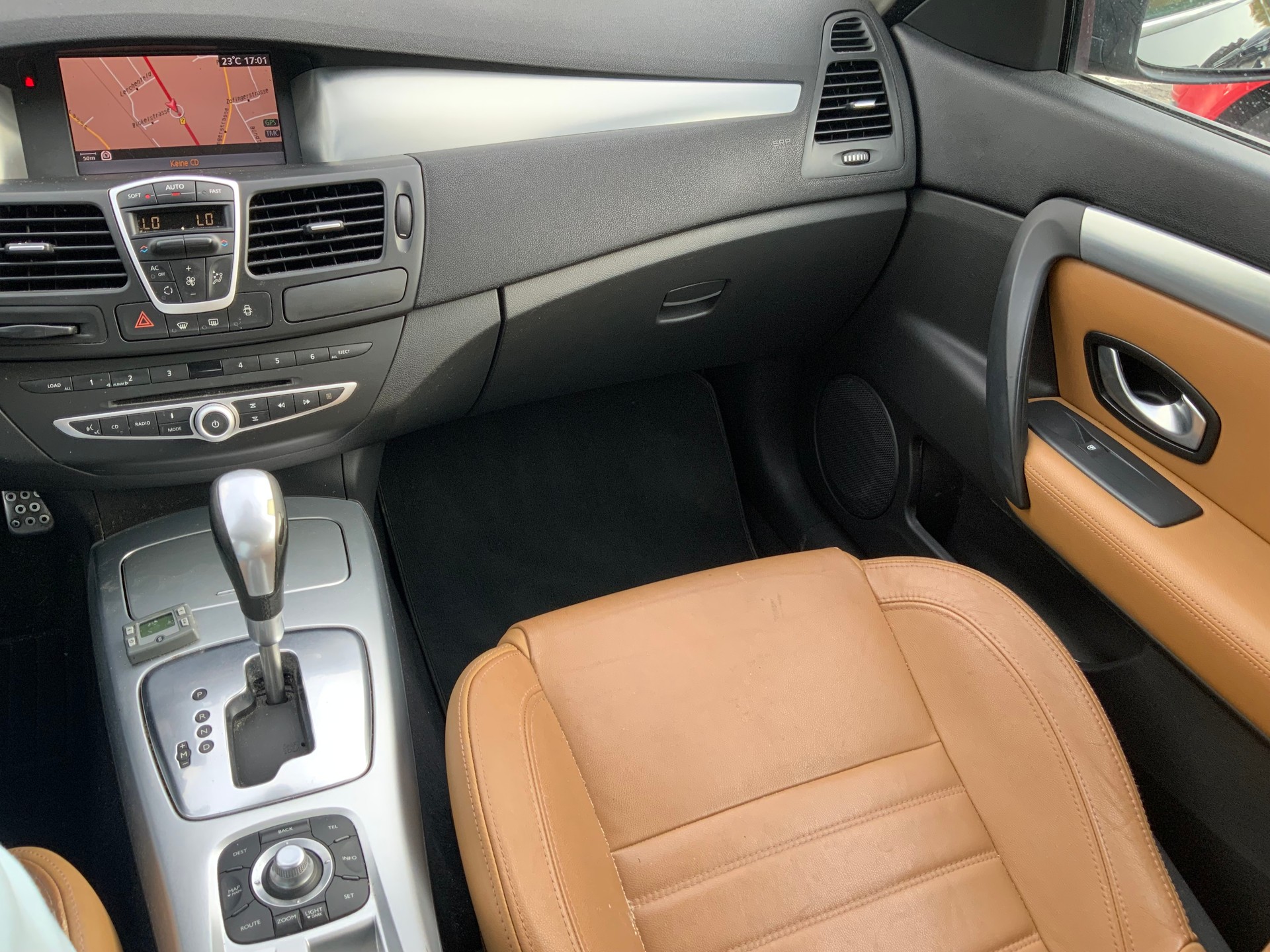 RENAULT Laguna Coupé 3.0 dCi Dynamique Sport Automatic-image-9