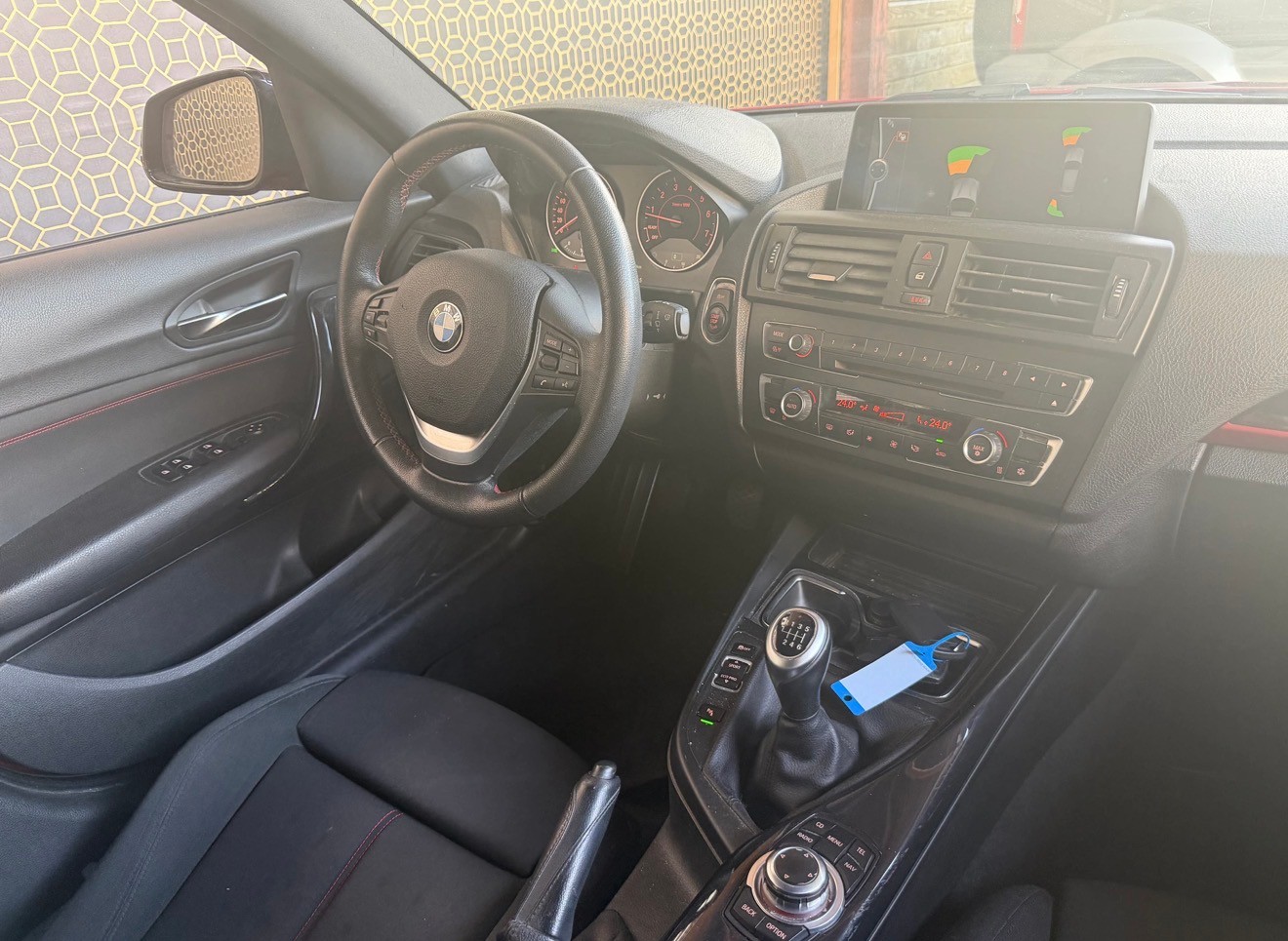 BMW 118i Sport Line-image-4
