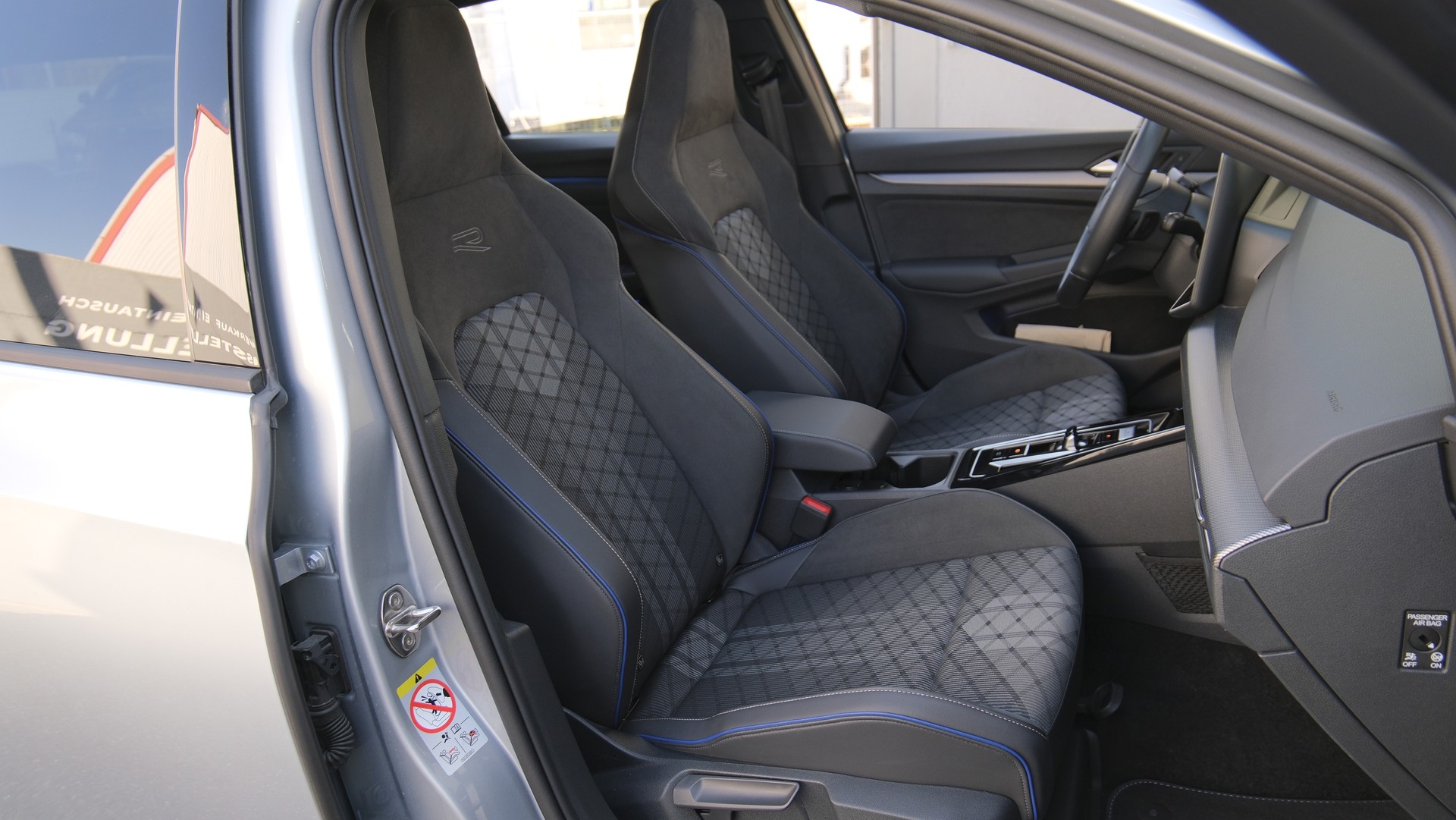 VW Golf 1.5 e TSI mHEV R-Line DSG " Black Style "-image-18