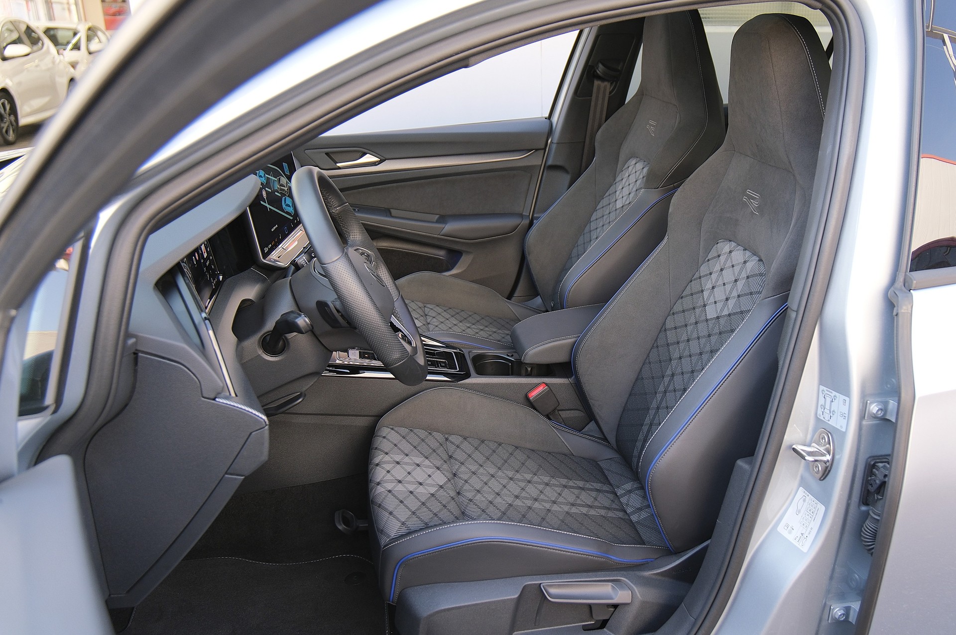 VW Golf 1.5 e TSI mHEV R-Line DSG " Black Style "-image-3