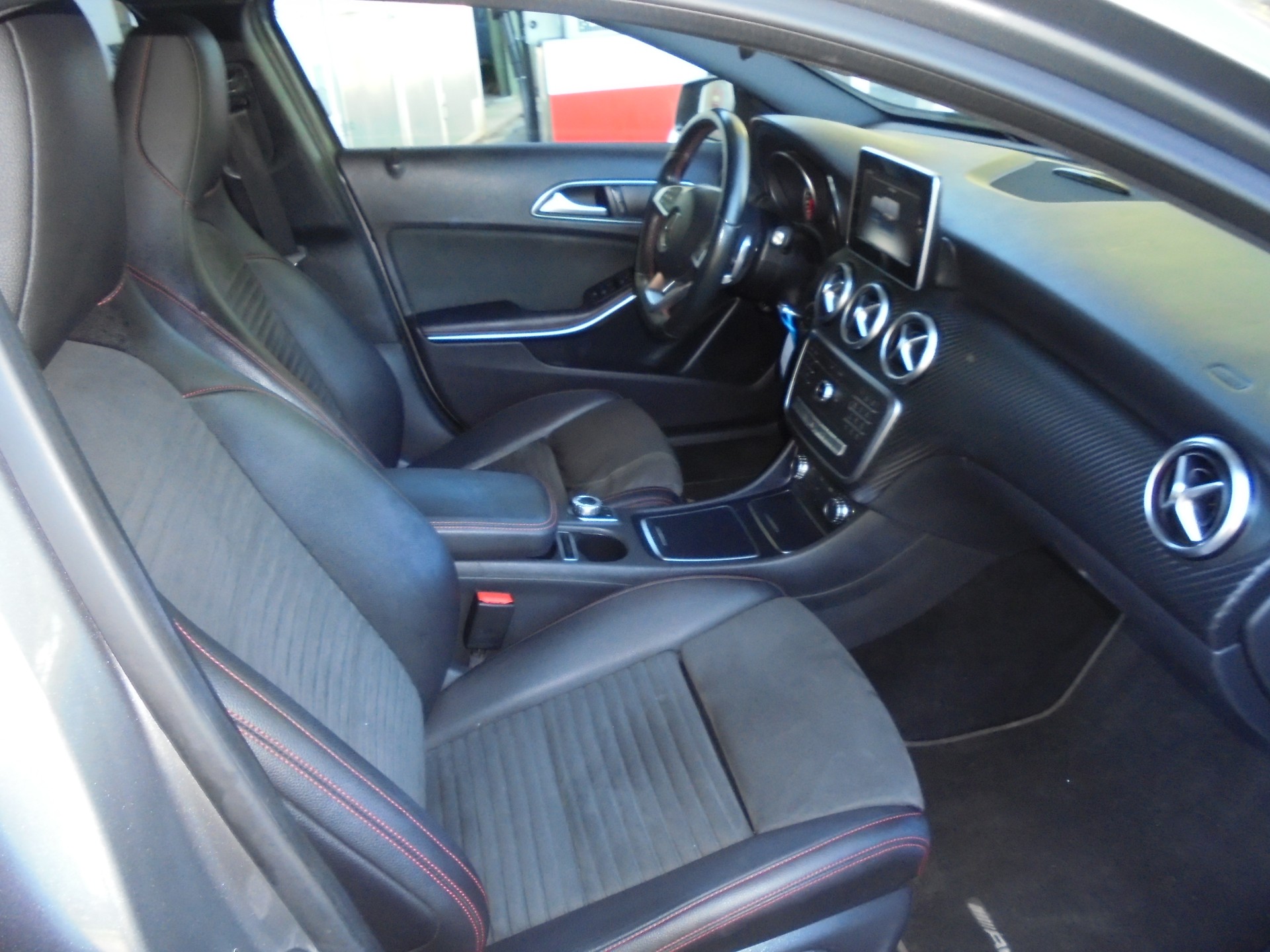 MERCEDES-BENZ A 200 AMG Line 7G-DCT-image-7