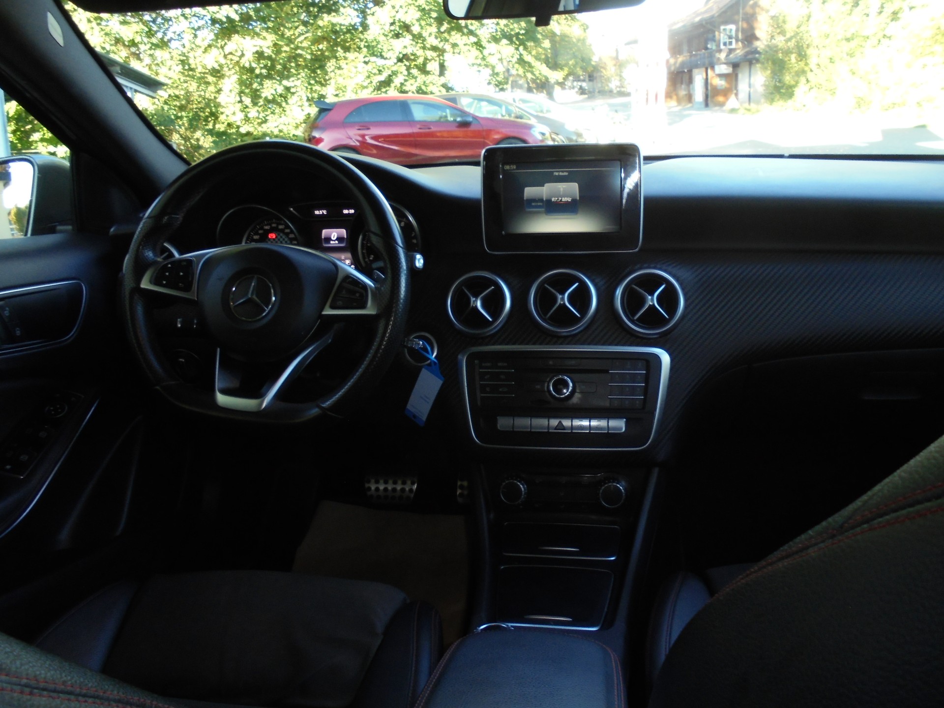MERCEDES-BENZ A 200 AMG Line 7G-DCT-image-6