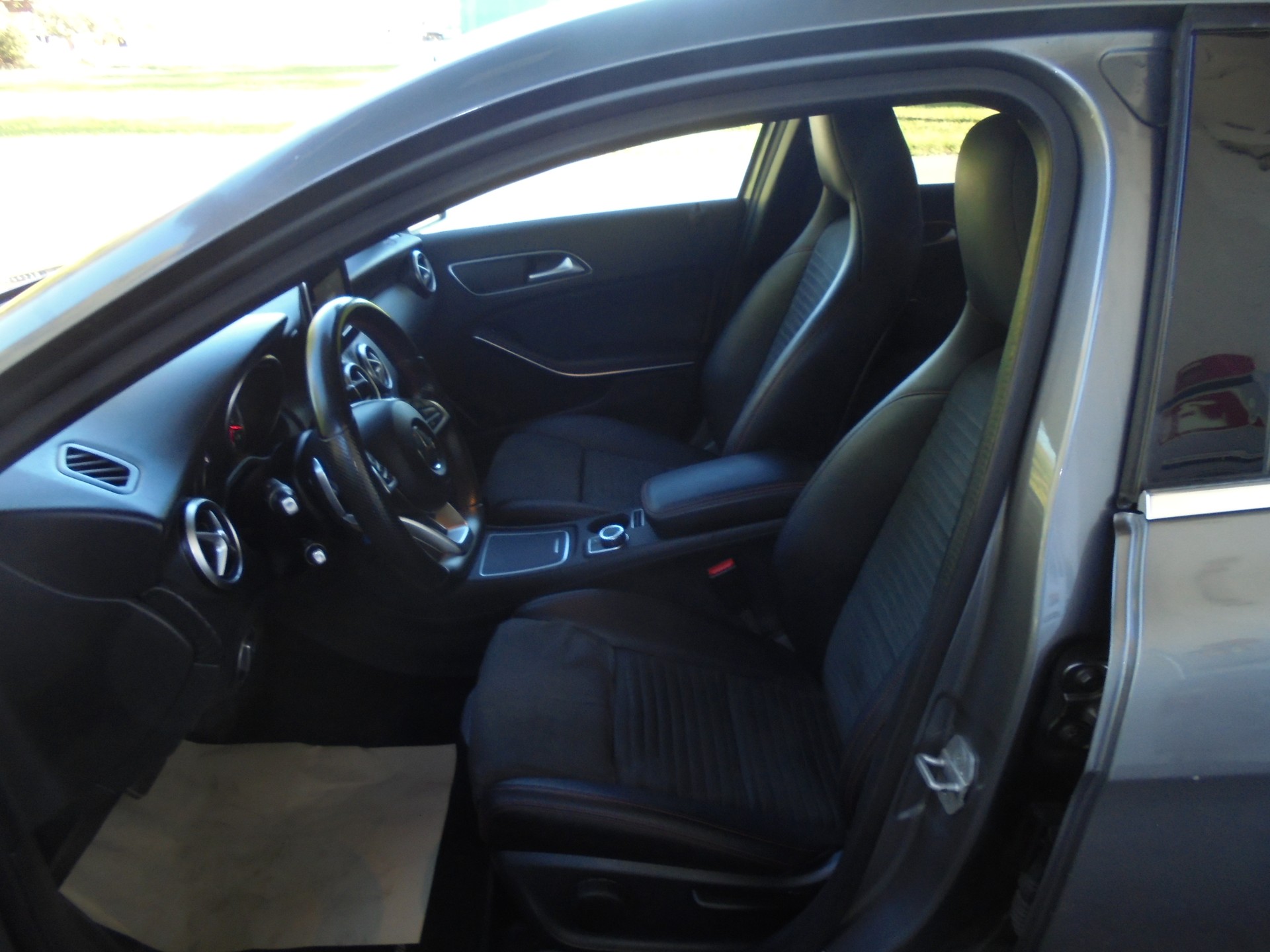 MERCEDES-BENZ A 200 AMG Line 7G-DCT-image-8