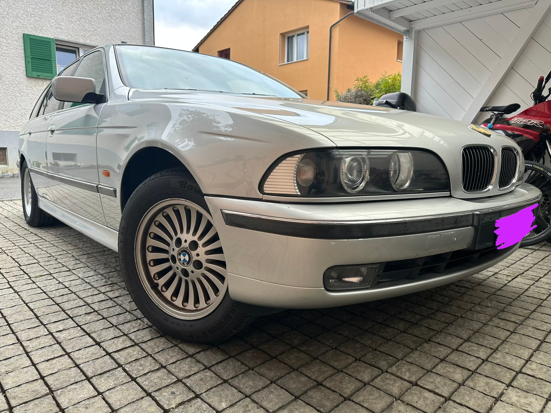 BMW 540i Touring-image-0