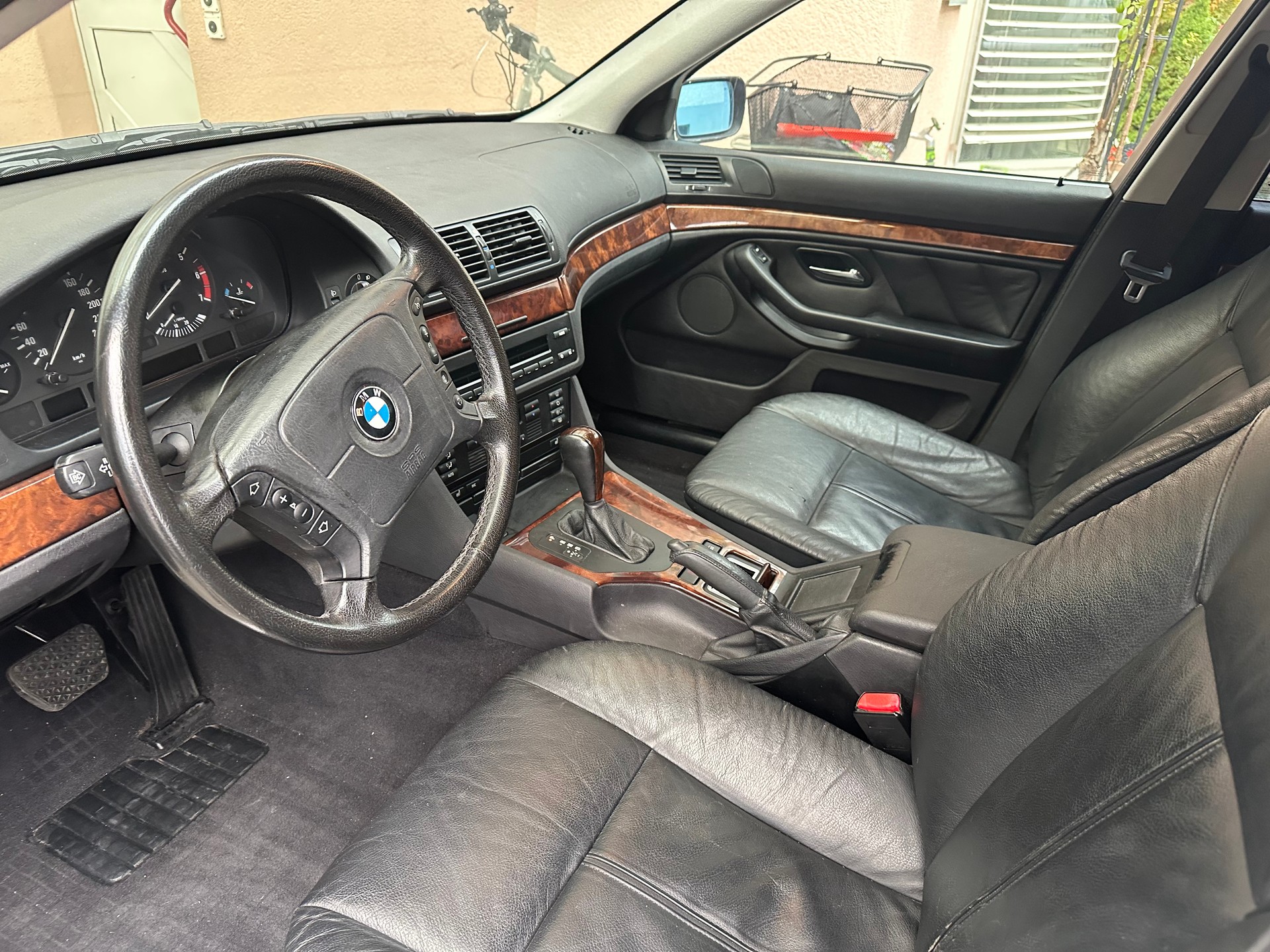 BMW 540i Touring-image-6