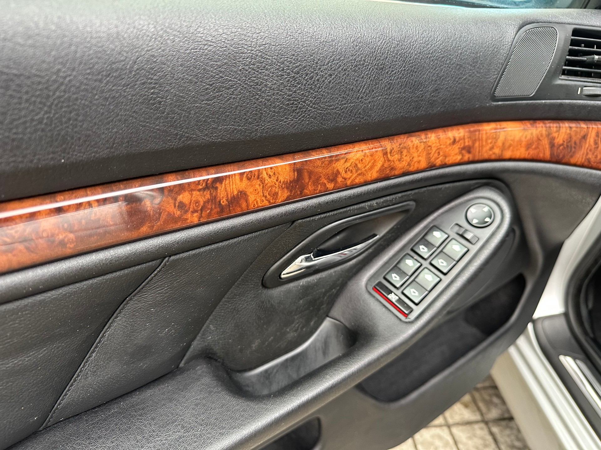 BMW 540i Touring-image-5