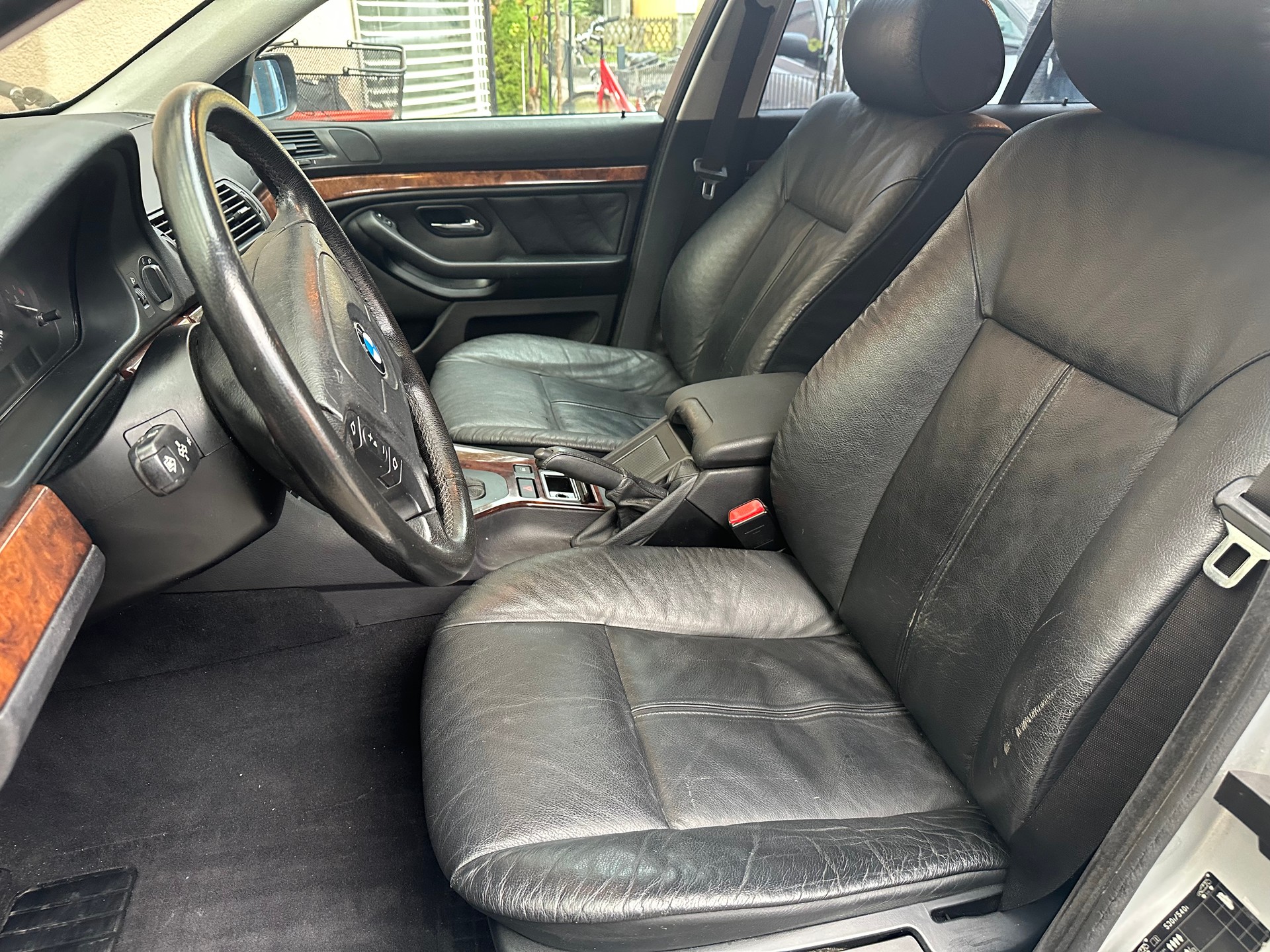 BMW 540i Touring-image-8