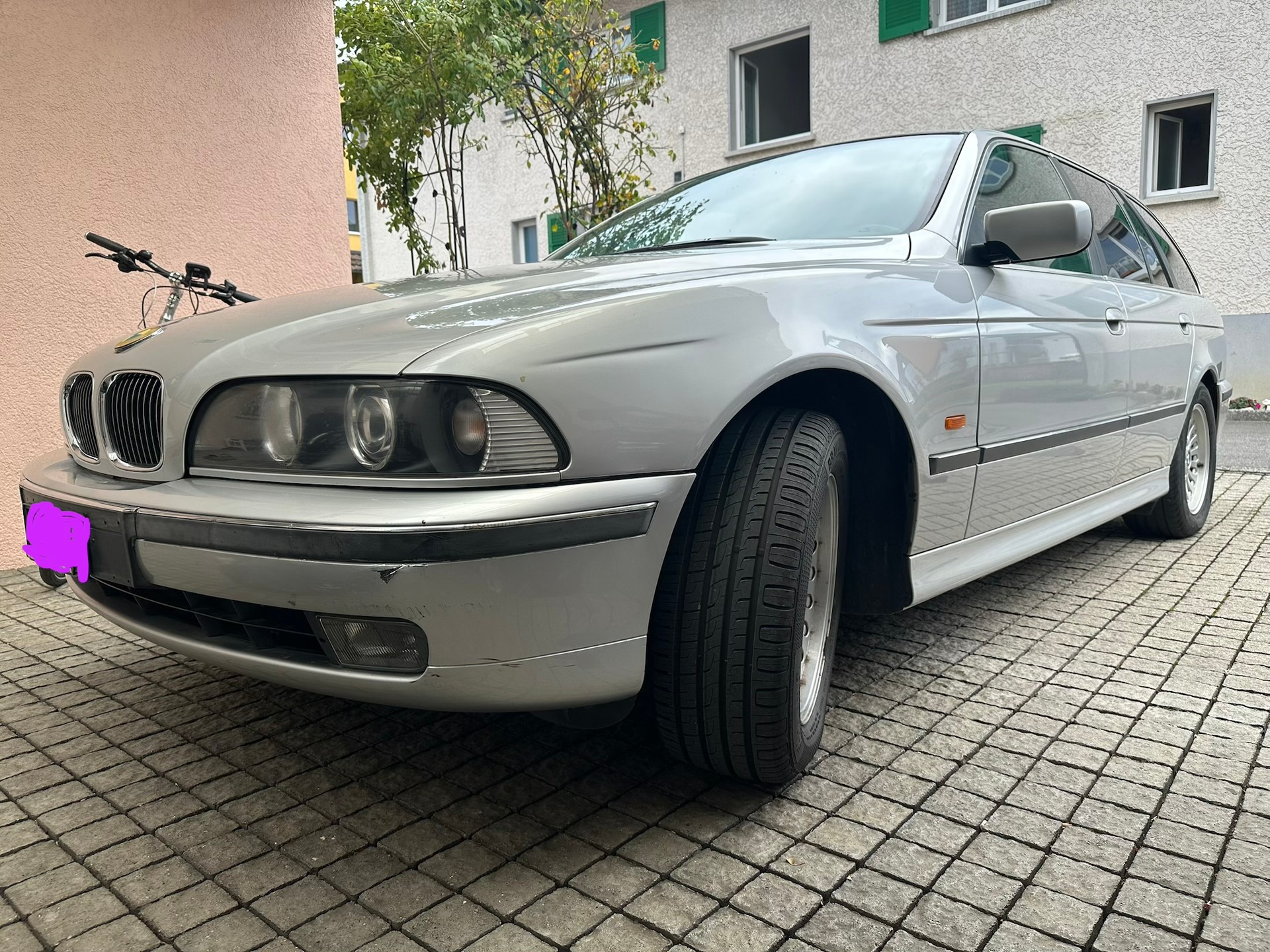 BMW 540i Touring-image-1