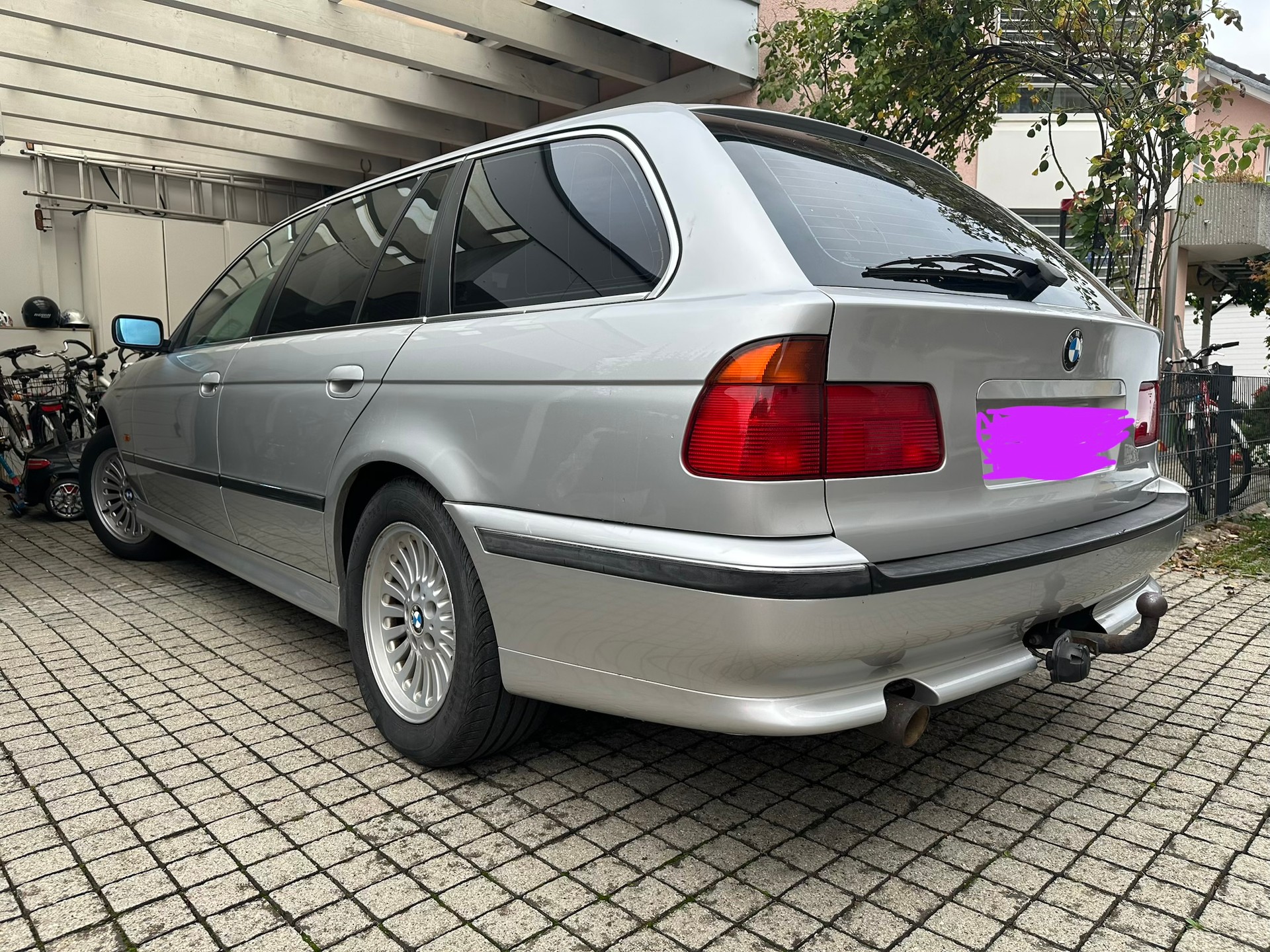 BMW 540i Touring-image-2