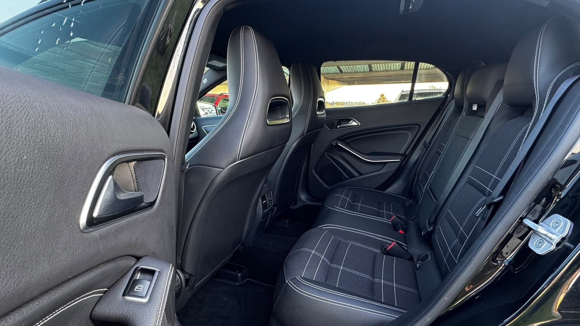 MERCEDES-BENZ GLA 200 7G-DCT-image-11