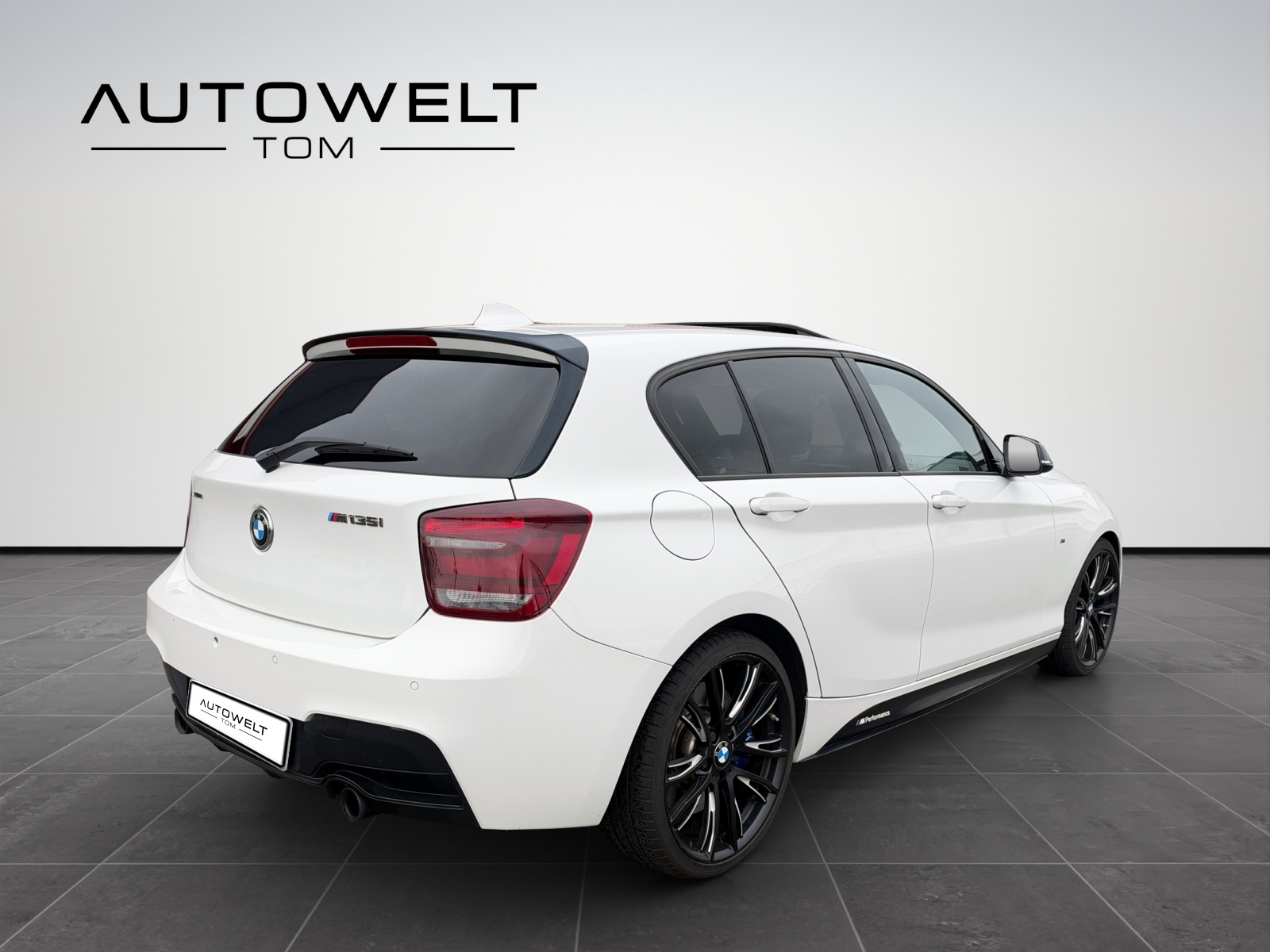 BMW M135i xDrive Steptronic *frisch ab MFK/Garantie/CH Fahrzeug/Glasschiebedach*-image-4