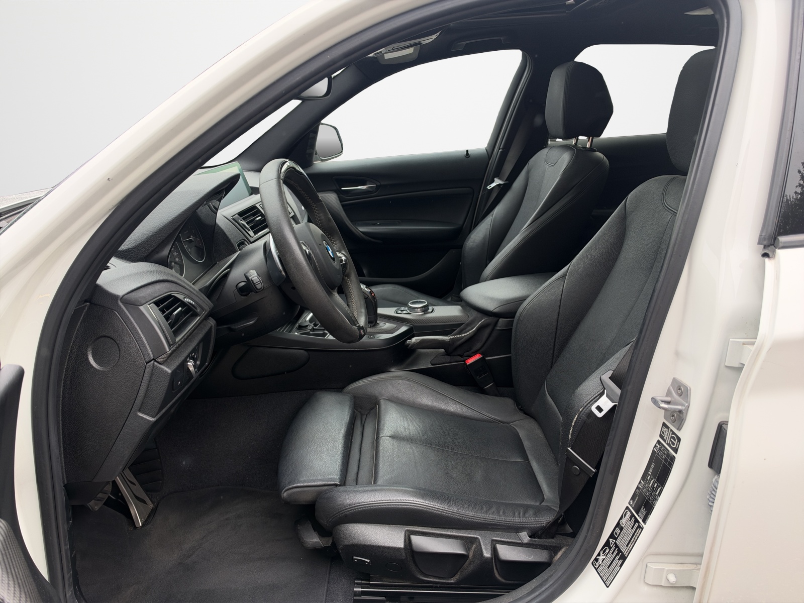 BMW M135i xDrive Steptronic *frisch ab MFK/Garantie/CH Fahrzeug/Glasschiebedach*-image-8