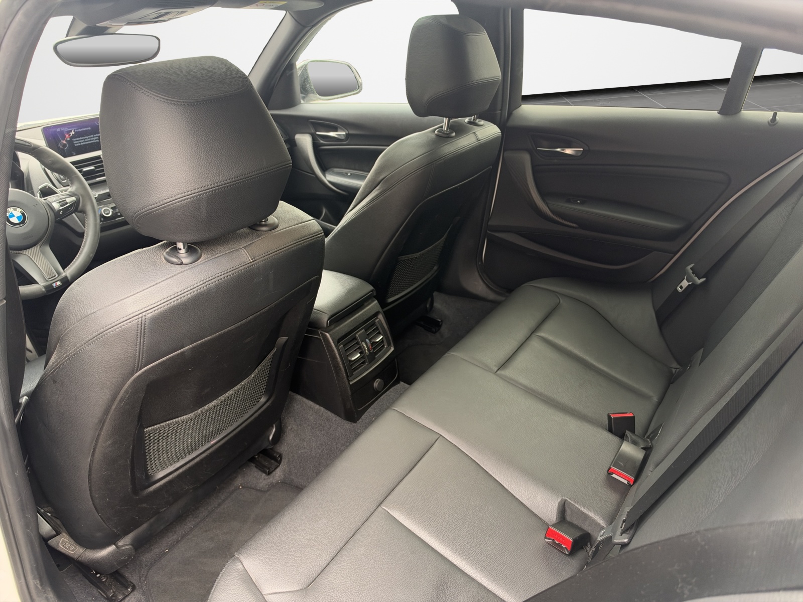 BMW M135i xDrive Steptronic *frisch ab MFK/Garantie/CH Fahrzeug/Glasschiebedach*-image-10
