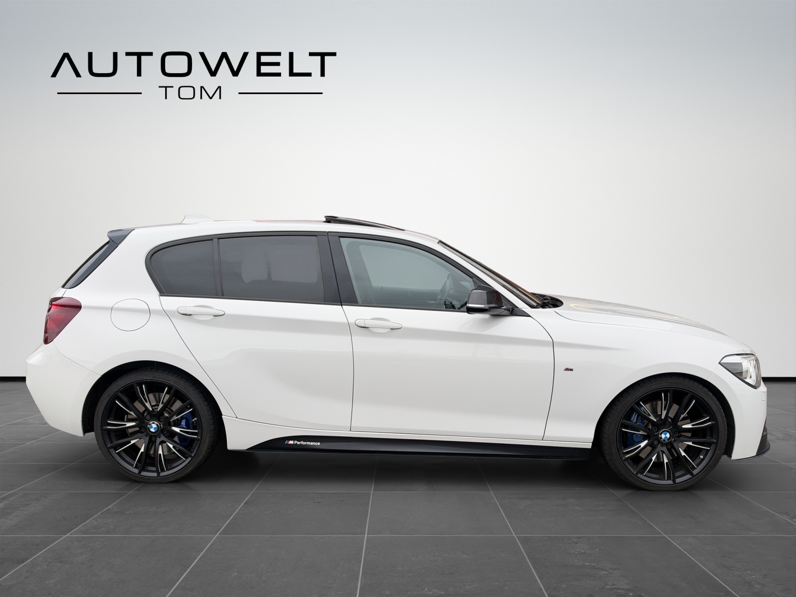 BMW M135i xDrive Steptronic *frisch ab MFK/Garantie/CH Fahrzeug/Glasschiebedach*-image-5