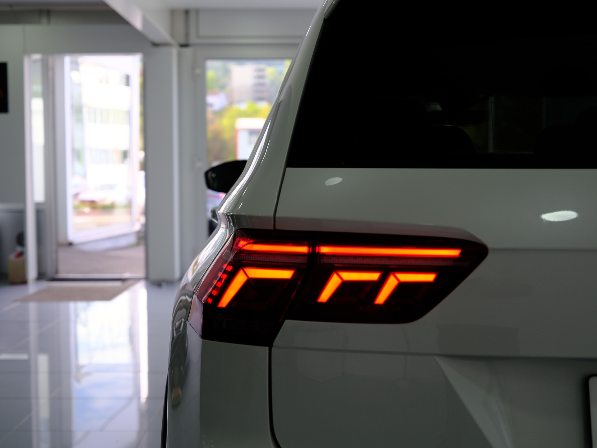 VW Tiguan 2.0TSI R 4Motion DSG *Rückfahrkamera* *Memory Sitze*-image-11