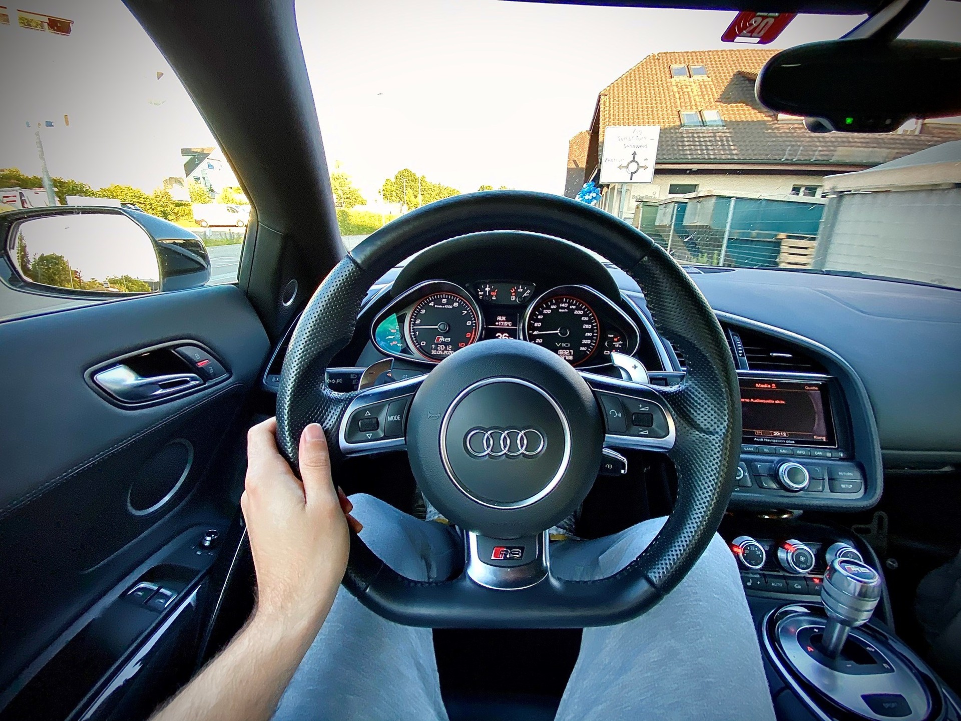 AUDI R8 plus Coupé 5.2 S-Tronic-image-2