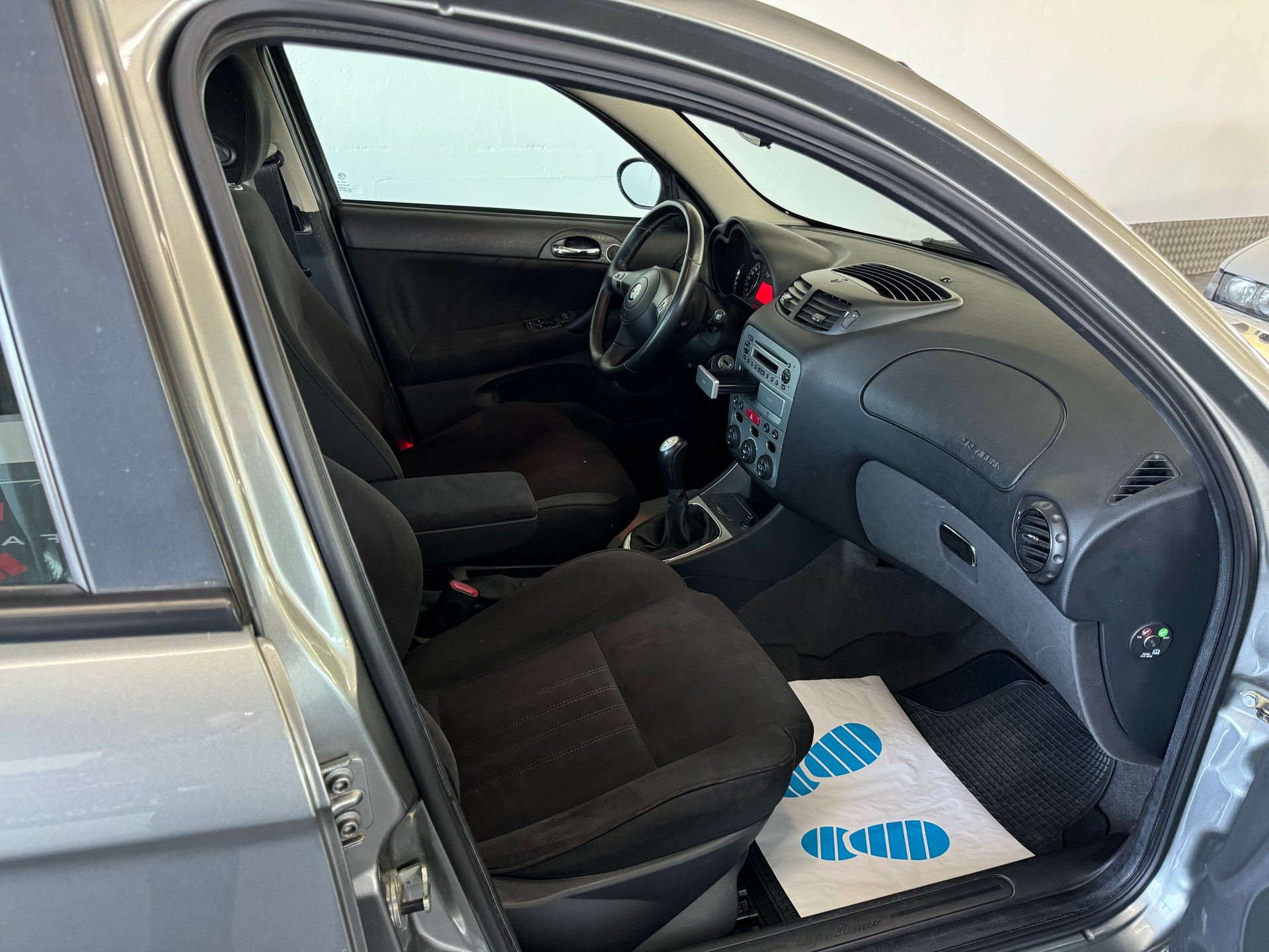 ALFA ROMEO 147 1.6 TS 16V Distinctive-image-15
