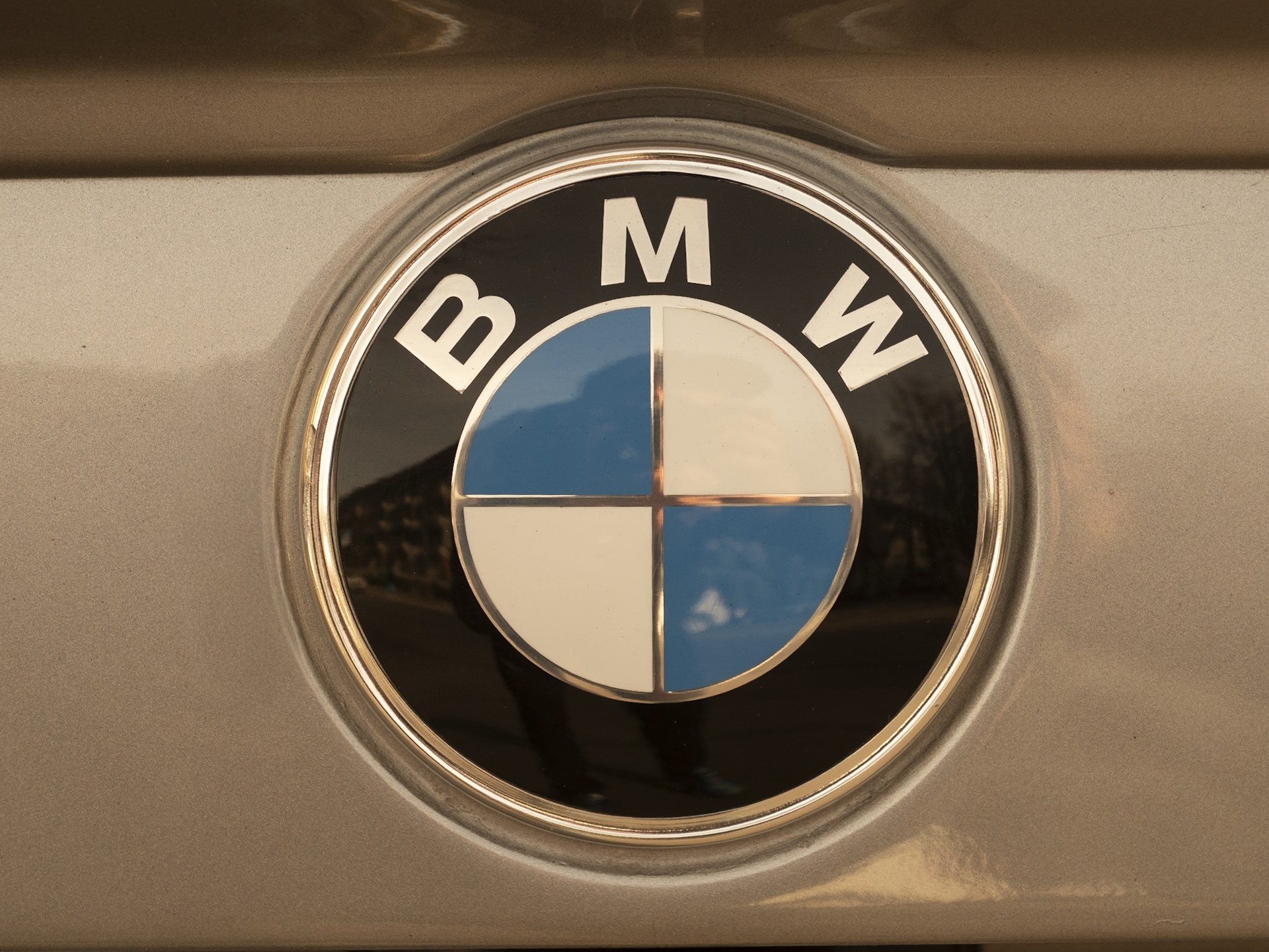BMW 320i-image-5