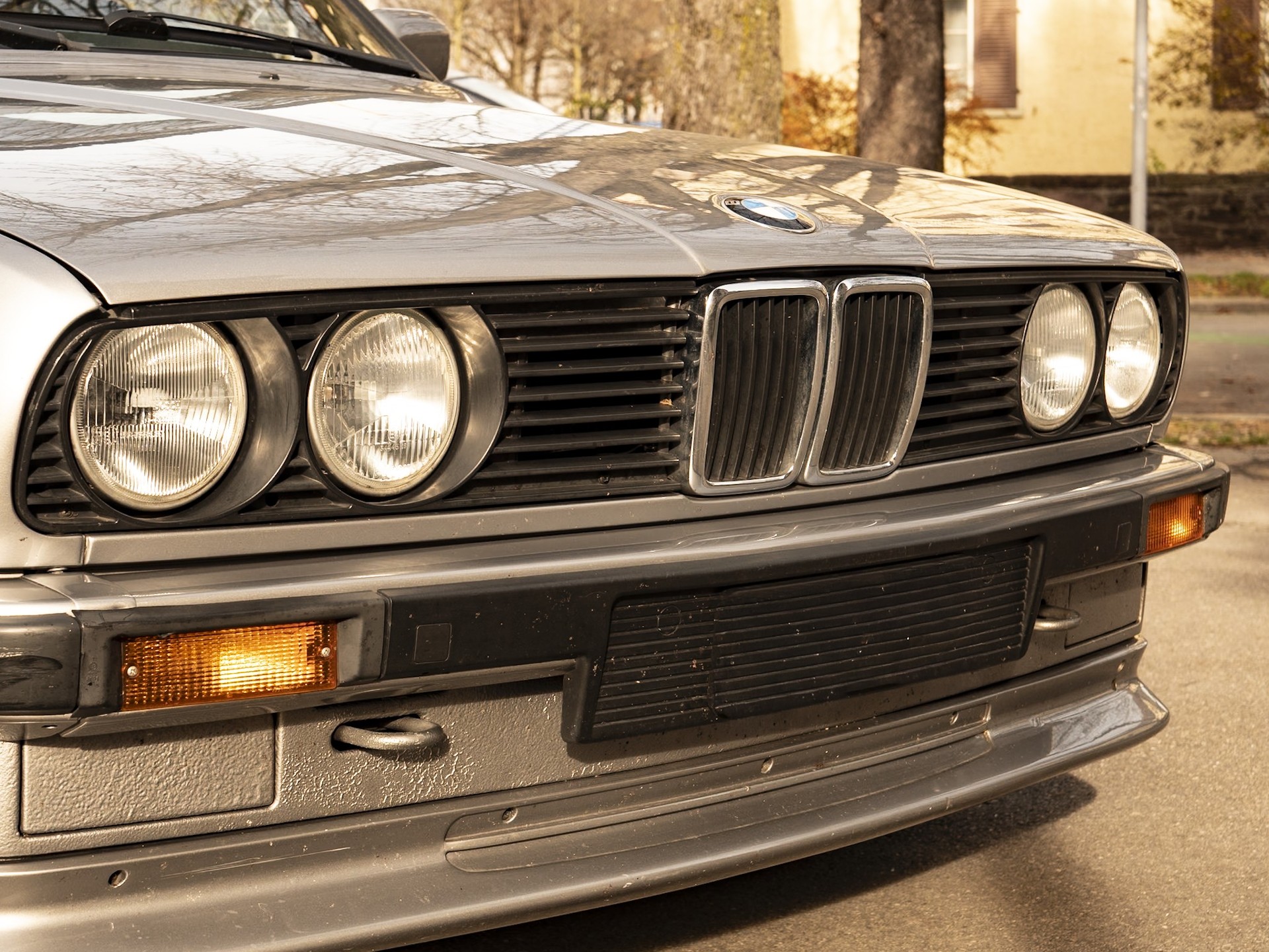 BMW 320i-image-1