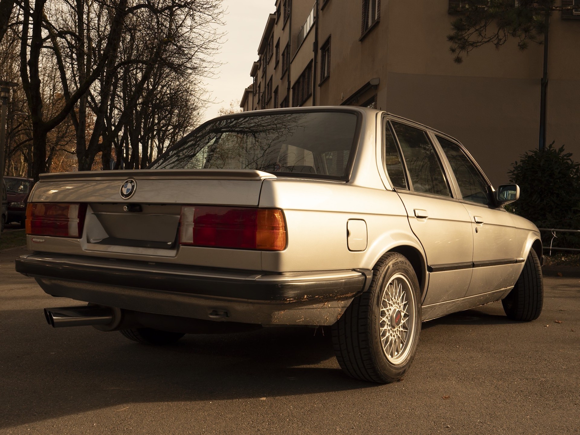 BMW 320i-image-4
