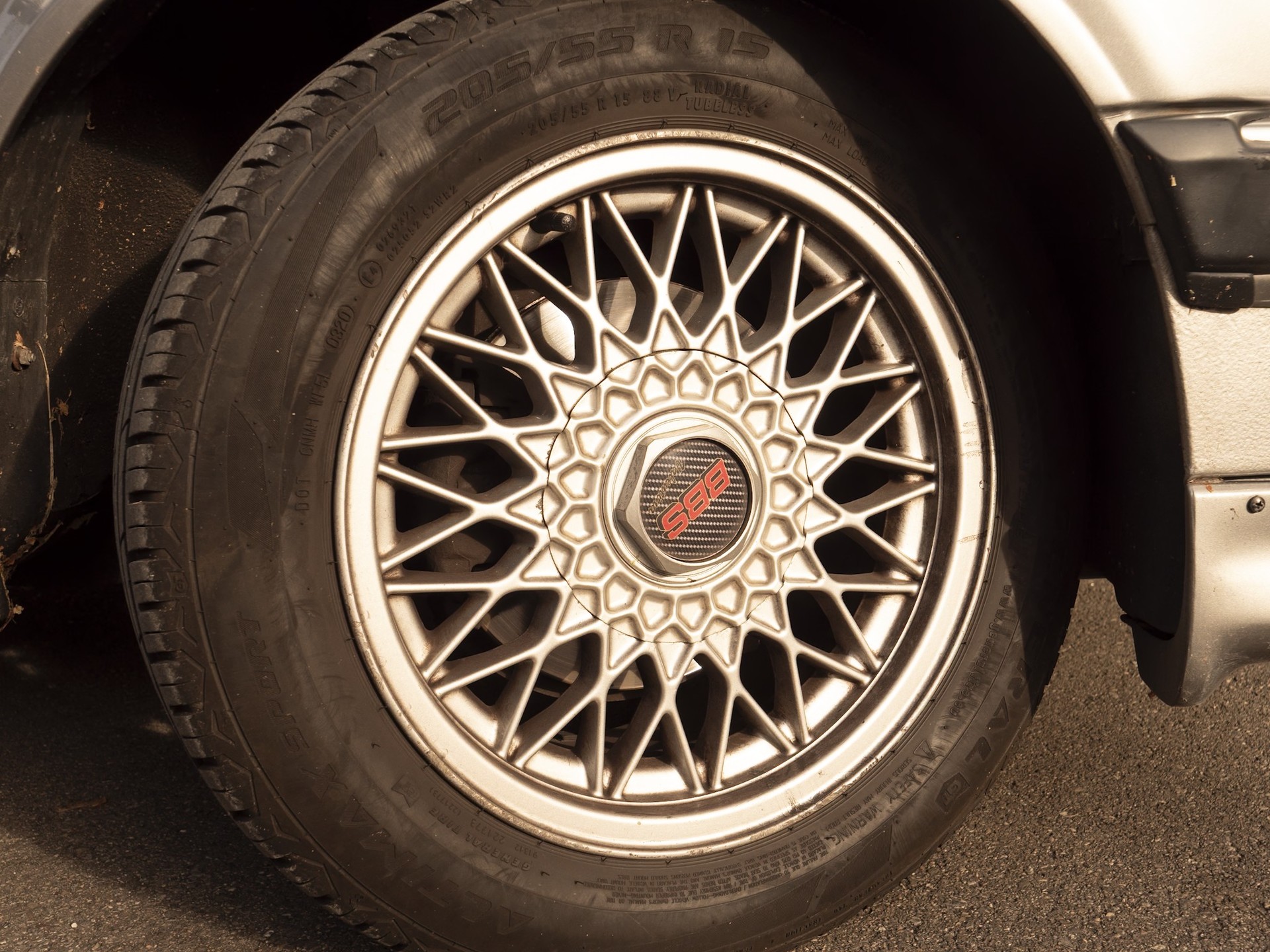 BMW 320i-image-6