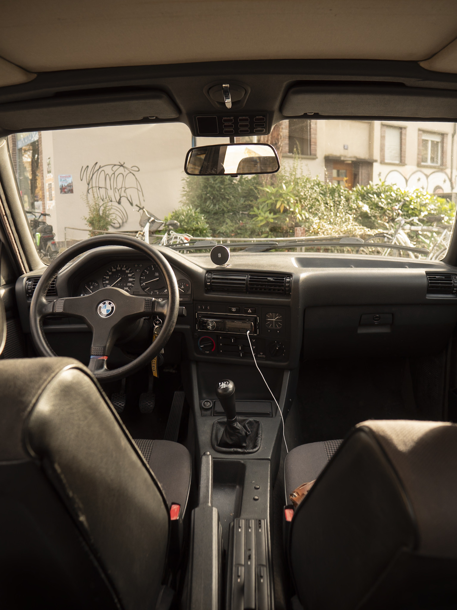 BMW 320i-image-9