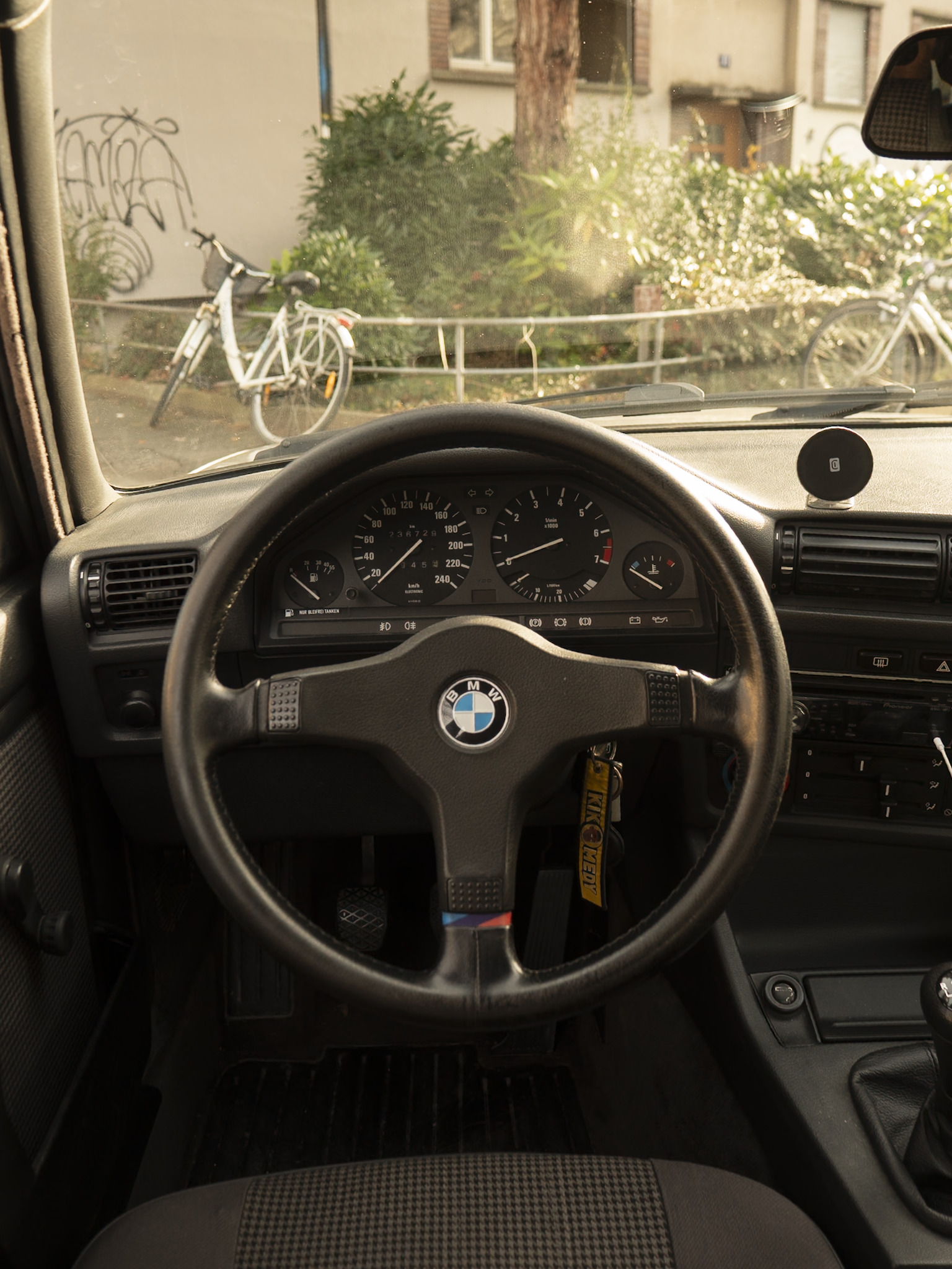 BMW 320i-image-10
